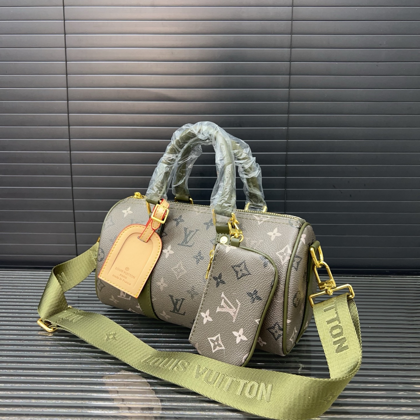 P140 Louisvuitton 路易威登  
LV KEEPALL 25 单肩斜挎包 实物拍摄 原厂面料  规格 25 cm。