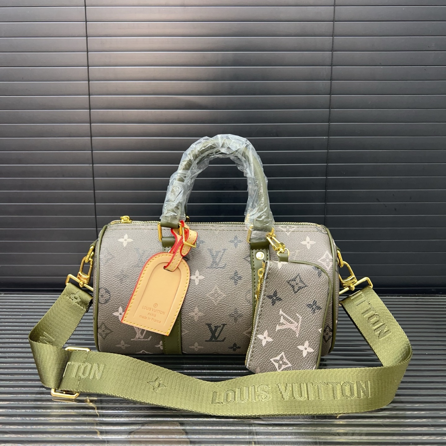 P140 Louisvuitton 路易威登  
LV KEEPALL 25 单肩斜挎包 实物拍摄 原厂面料  规格 25 cm。