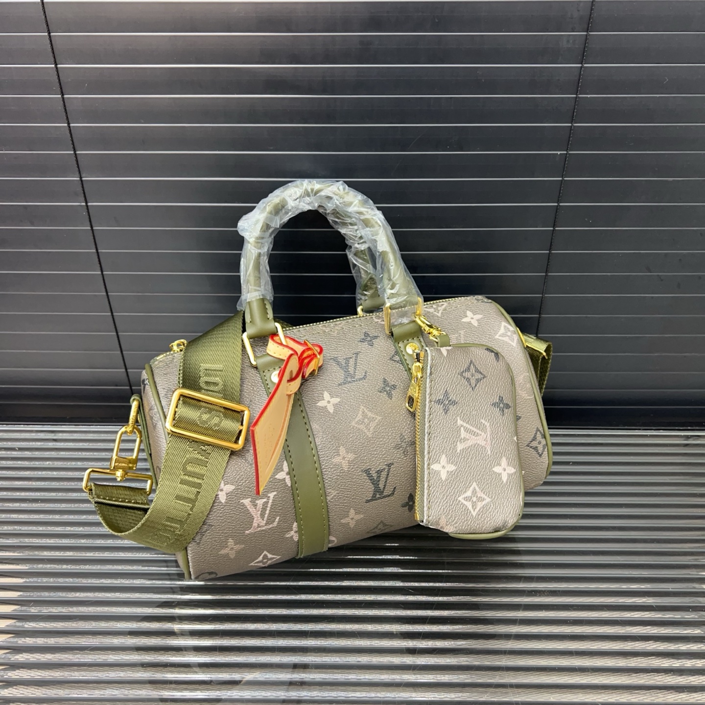 P140 Louisvuitton 路易威登  
LV KEEPALL 25 单肩斜挎包 实物拍摄 原厂面料  规格 25 cm。
