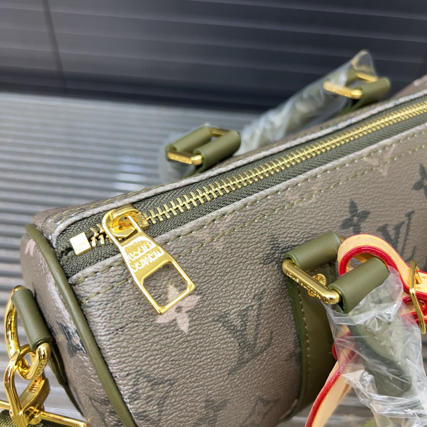 P140 Louisvuitton 路易威登  
LV KEEPALL 25 单肩斜挎包 实物拍摄 原厂面料  规格 25 cm。