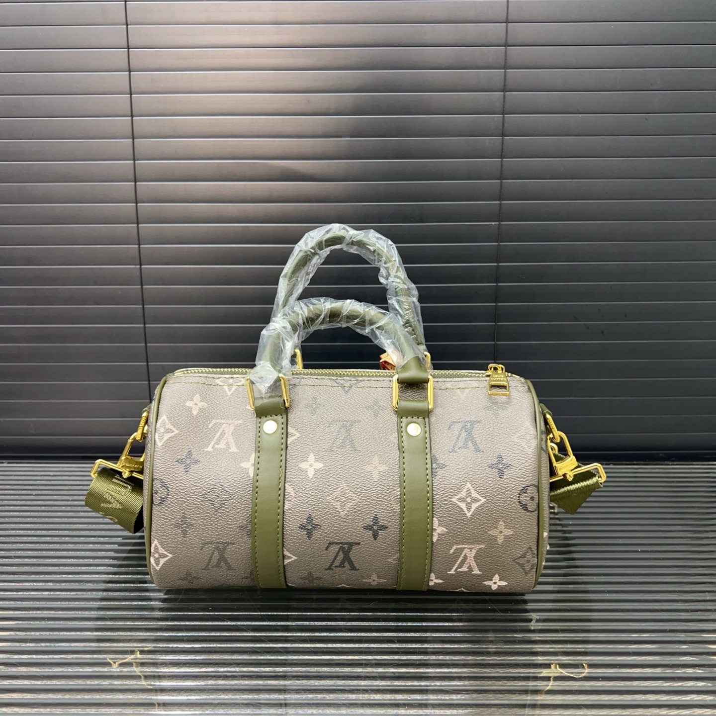 P140 Louisvuitton 路易威登  
LV KEEPALL 25 单肩斜挎包 实物拍摄 原厂面料  规格 25 cm。