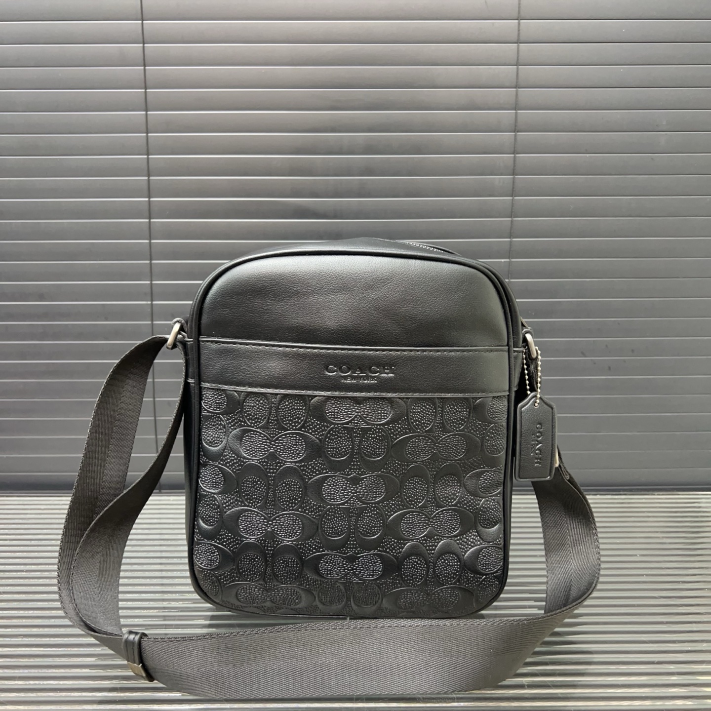 P180 COACH 蔻驰 Charles 单肩斜挎包 经典Logo搭配原厂工艺材质 休闲百搭 实物拍摄 原版面料 配送防尘袋 26 x 23cm。