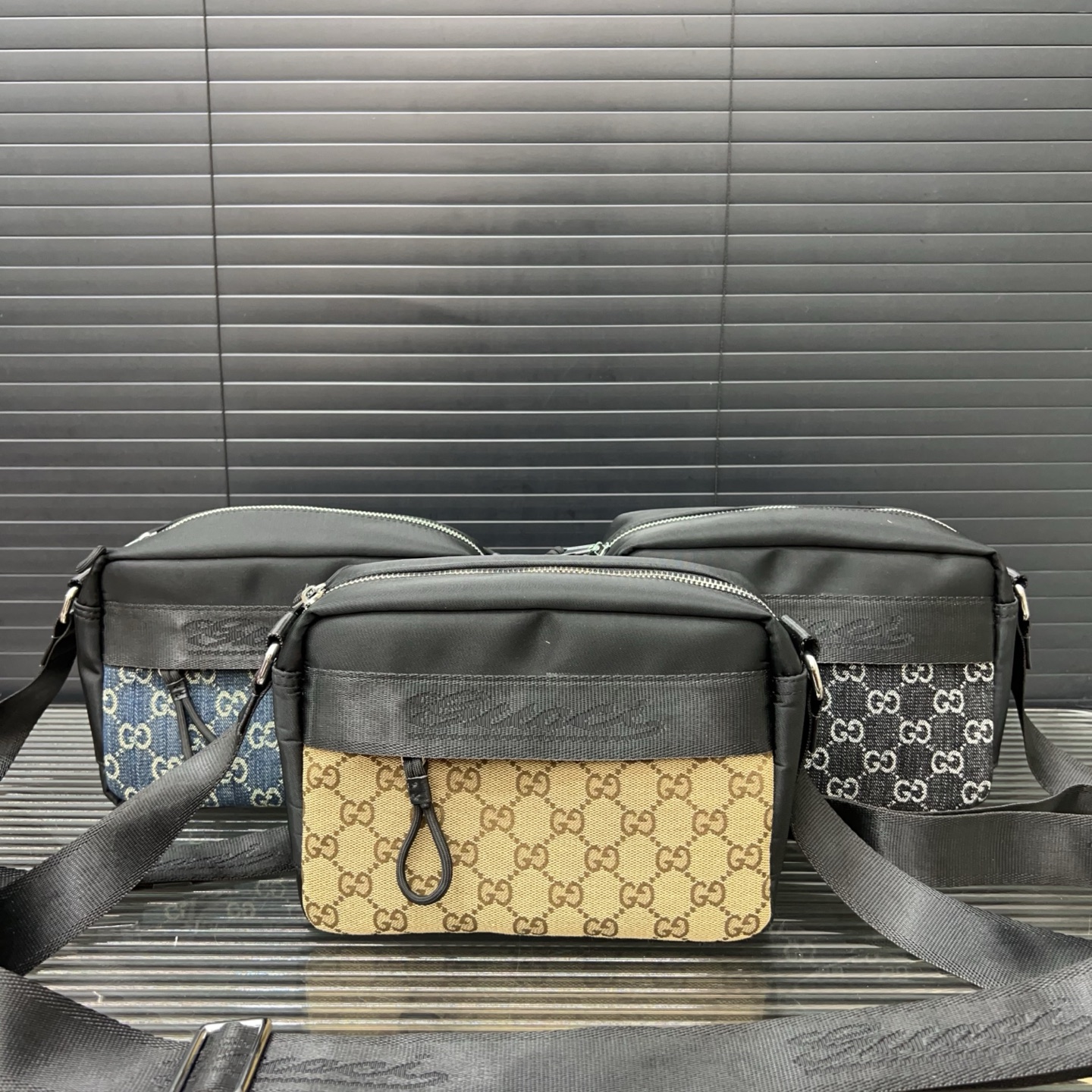 P155 Gucci 古奇
尼龙斜挎包 相机包 男女通用斜挎包 单肩包 经典百搭 实物拍摄 原厂原版面料 配送防尘袋 21 x 15 cm。