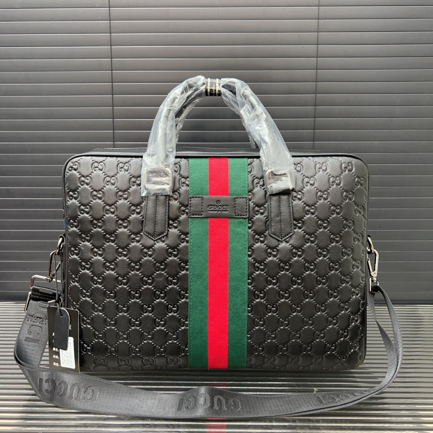 P225 Gucci 古奇
GG牛皮压花手提包 男士公文包 电脑包 经典百搭 实物拍摄 配送防尘袋 38 x 28 cm。