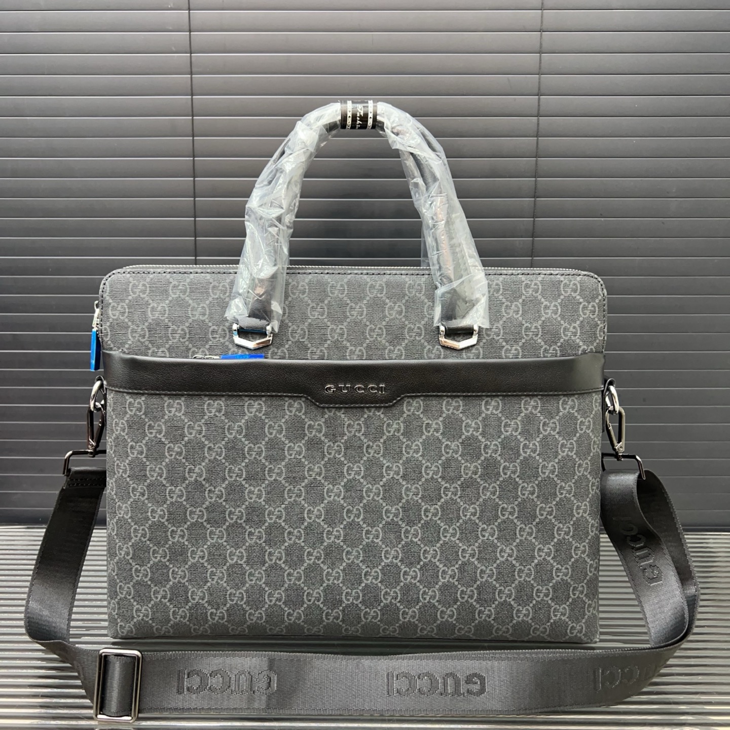 P190 Gucci 古奇
GG手提包 男士公文包 电脑包 经典百搭 实物拍摄 配送防尘袋 38 x 28 cm。