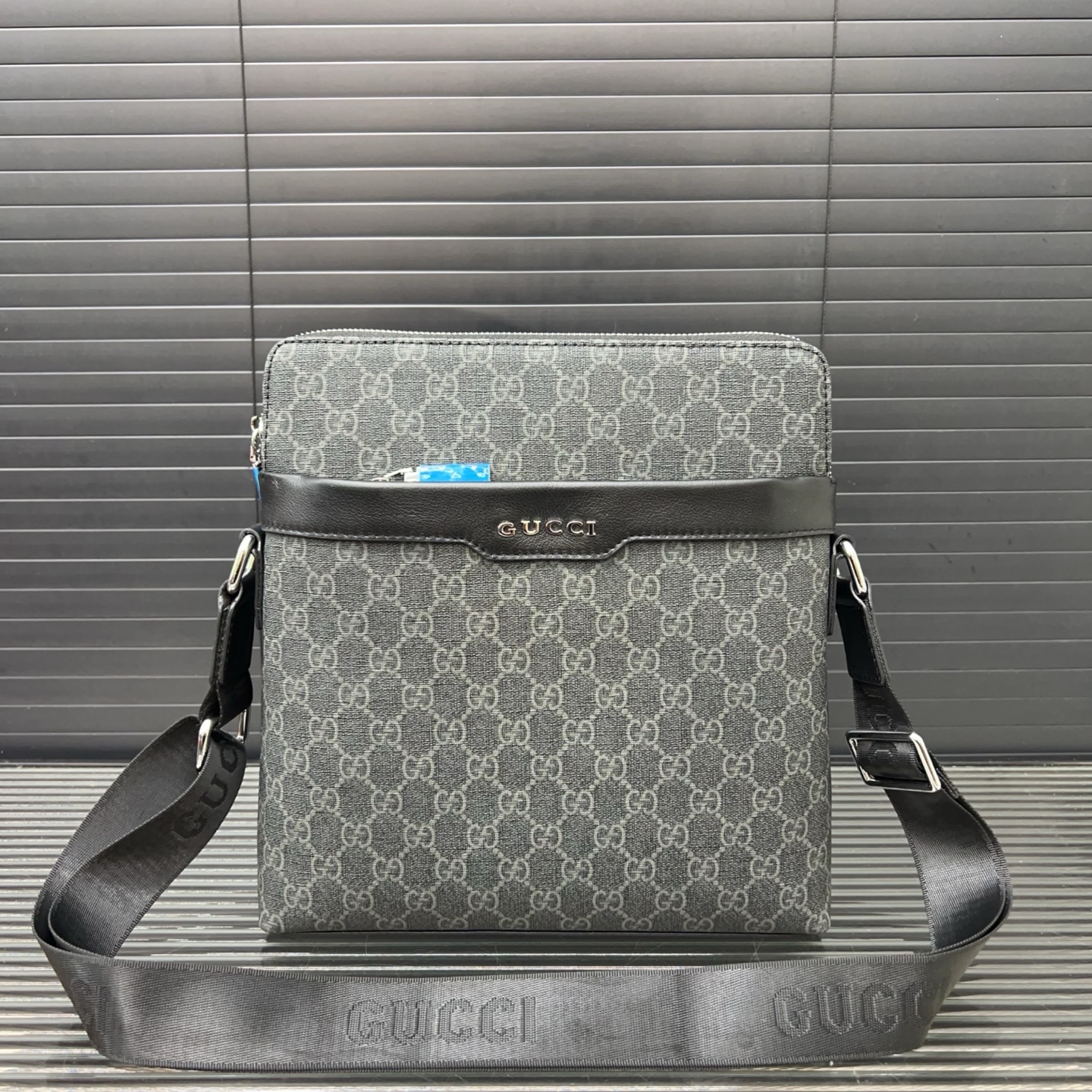 P170 Gucci 古奇
GG单肩包男士斜挎包 经典百搭 实物拍摄 配送防尘袋 24 x 28 cm。