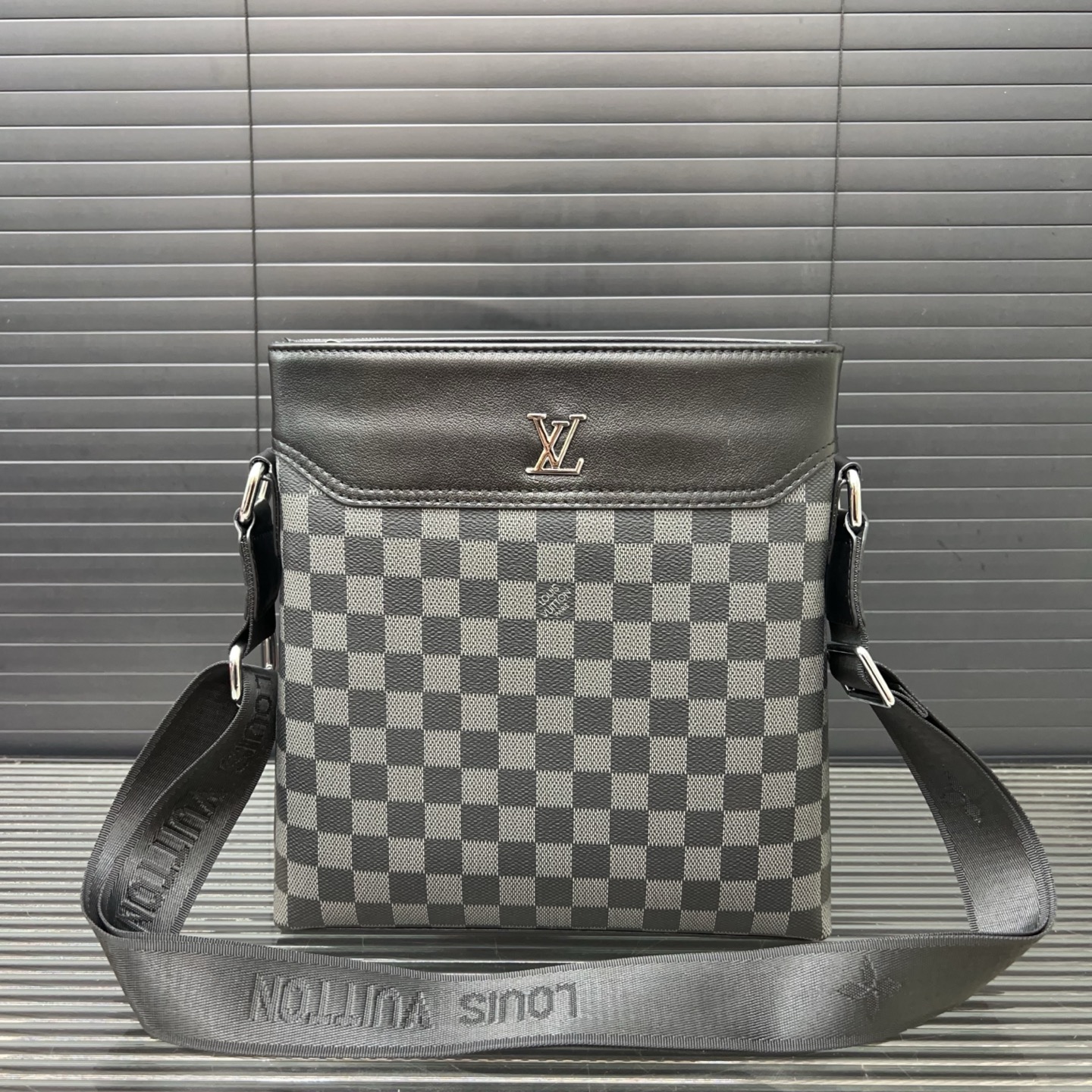 P170 LouisVuitton 路易威登
Lv 印花斜挎包 相机包 男女通用斜挎包 单肩包 经典百搭 实物拍摄 原厂原版面料 配送防尘袋 26 x 24 cm。