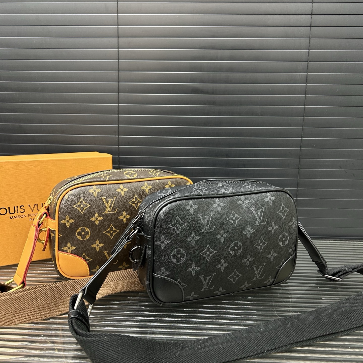 P175 LouisVuitton 路易威登
Lv 印花斜挎包 相机包 男女通用斜挎包 单肩包 经典百搭 实物拍摄 原厂原版面料 配送防尘袋 23 x 15 cm。
