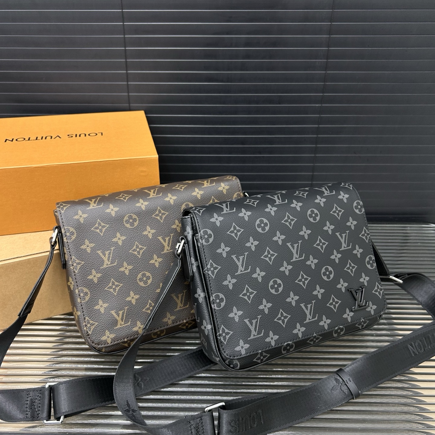 P165 Louisvuitton 路易威登
DISTRICT Lv 翻盖邮差包 男士斜挎包 实物拍摄 原厂原版面料 配送防尘袋 25 x 20 cm。