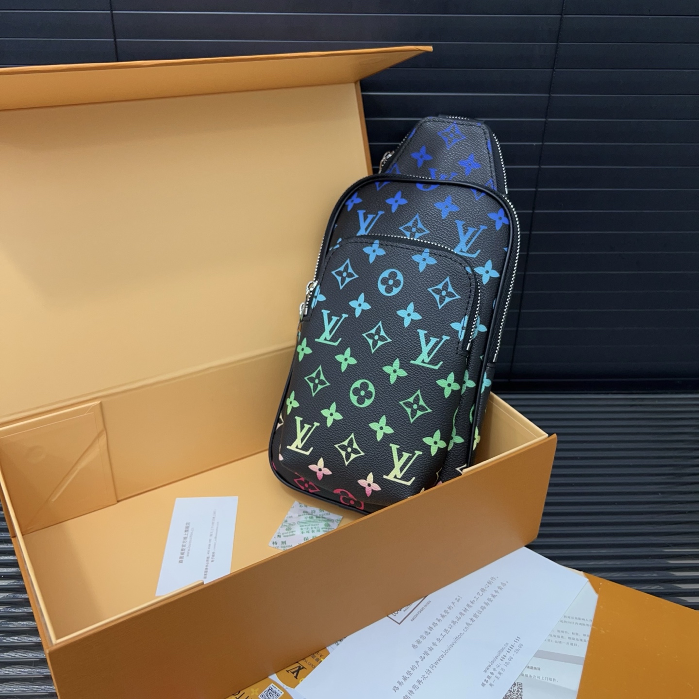 P205 Louisvuitton 路易威登
AVENUE系列胸包 斜挎包 男女通用单肩包 经典百搭 实物拍摄 原厂原版面料 配送礼盒 防尘袋 30 x 17cm。