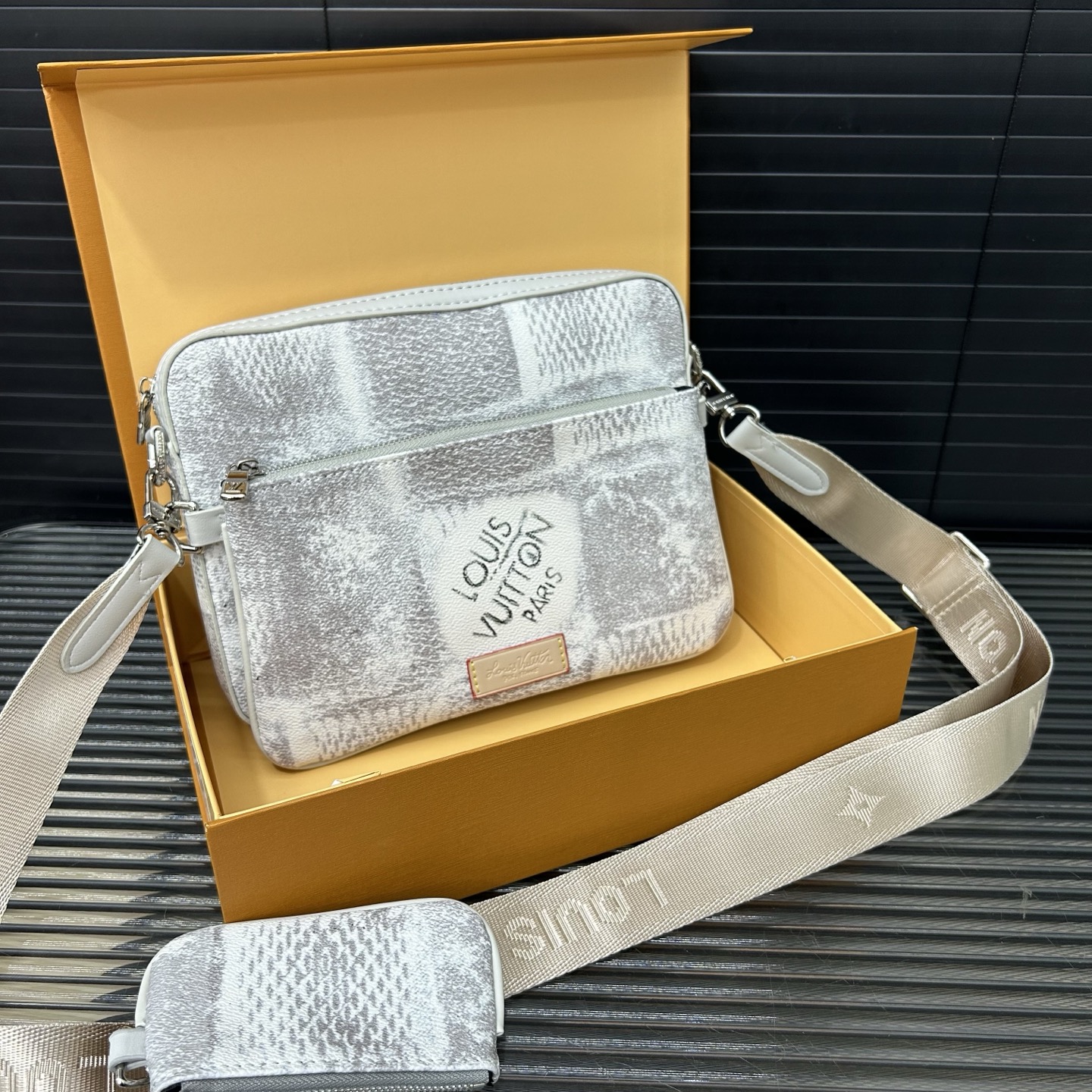 P185 Louisvuitton 路易威登
LV TRIO三合一 印花邮差包 单肩包 男女通用斜挎包 经典百搭 实物拍摄 配送防尘袋 礼盒 25 x 18 cm。