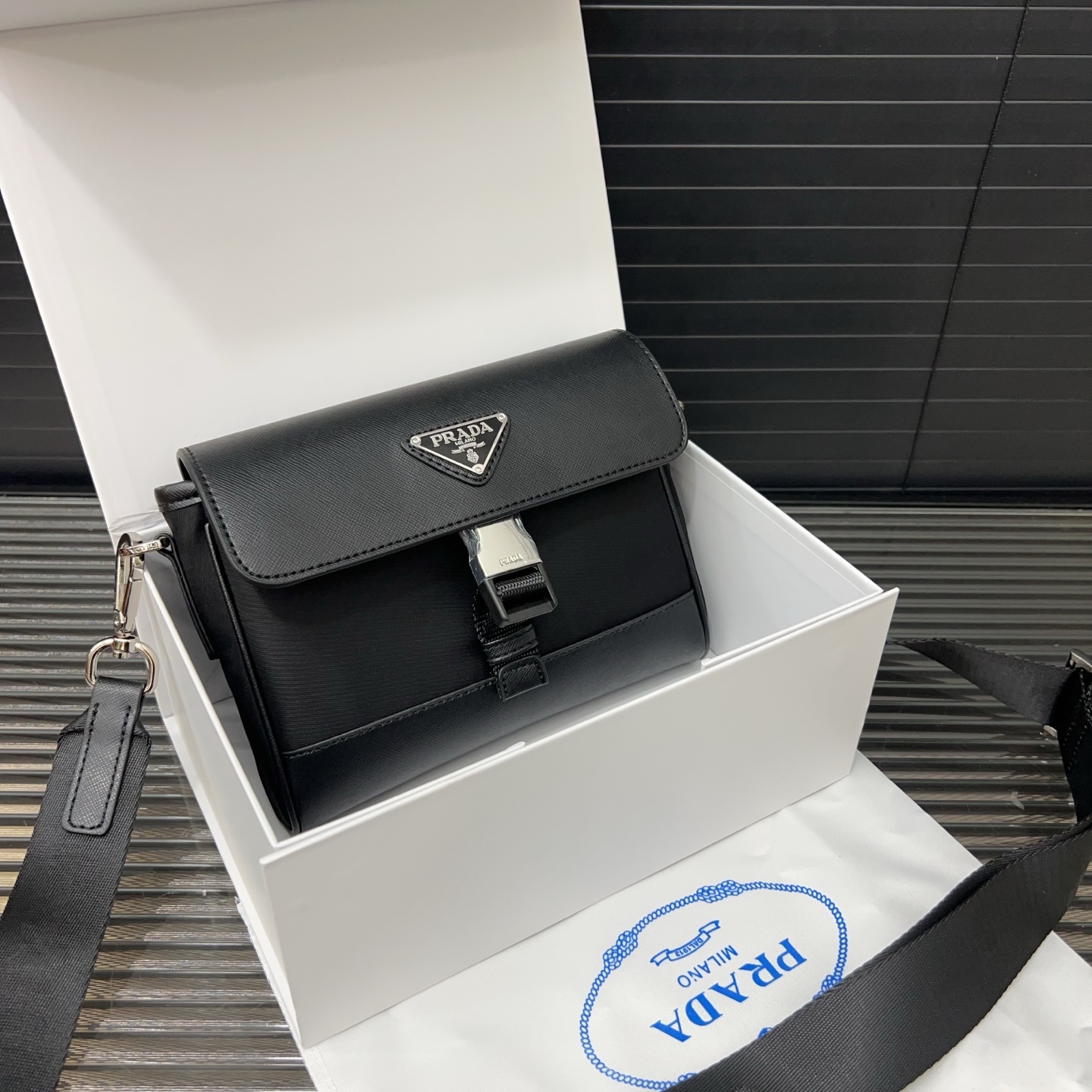 P185 PRADA 普拉达
Saffiano三角标手机包 单肩斜挎包 经典百搭 实物拍摄 原厂原版面料 配送防尘袋 礼盒 21 x 16 cm