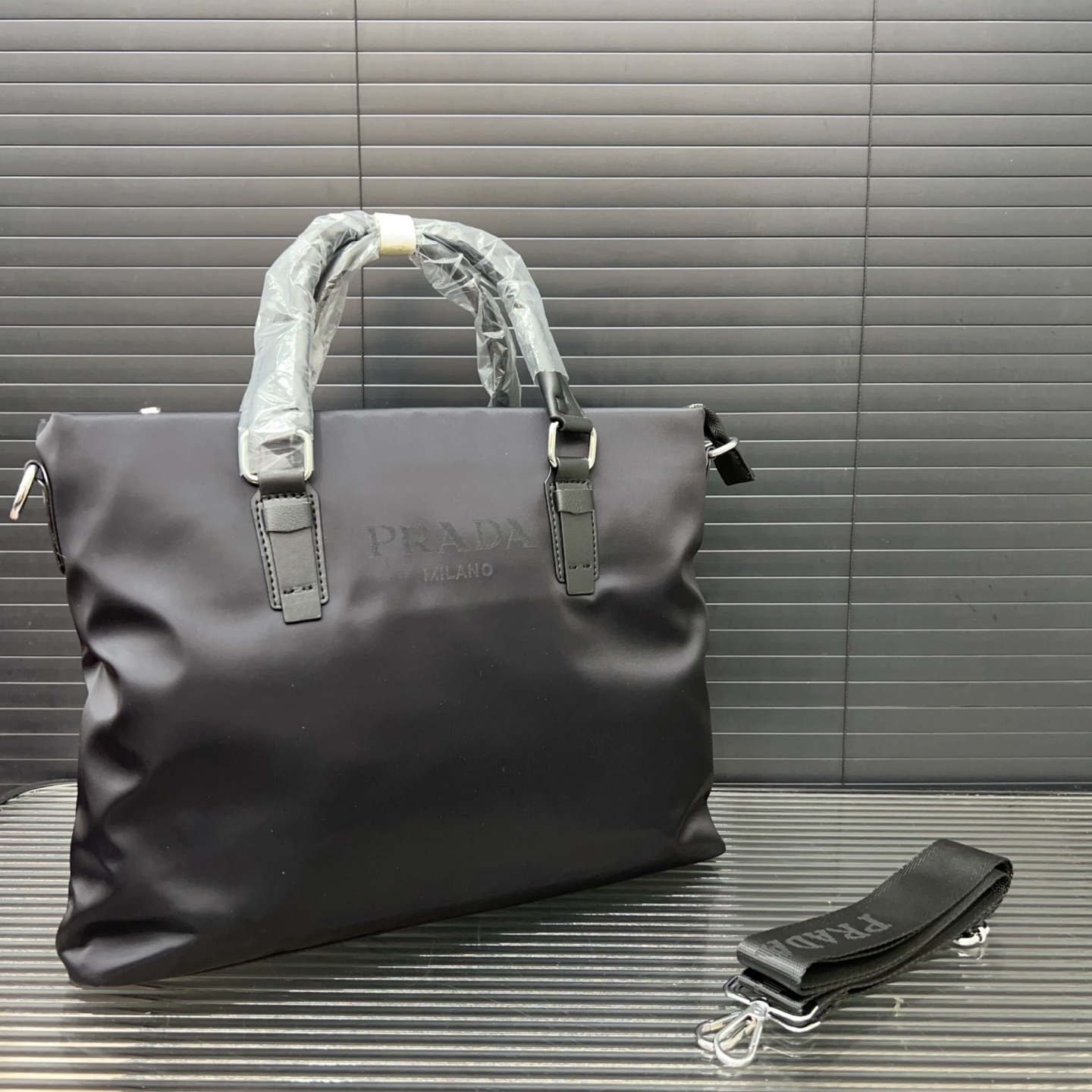 P165 Prada 普拉达
帆布公文包 男包 电脑包 手提包 经典百搭 实物拍摄 原厂原版面料 高端品质 配送防尘袋 28 x 38 cm。