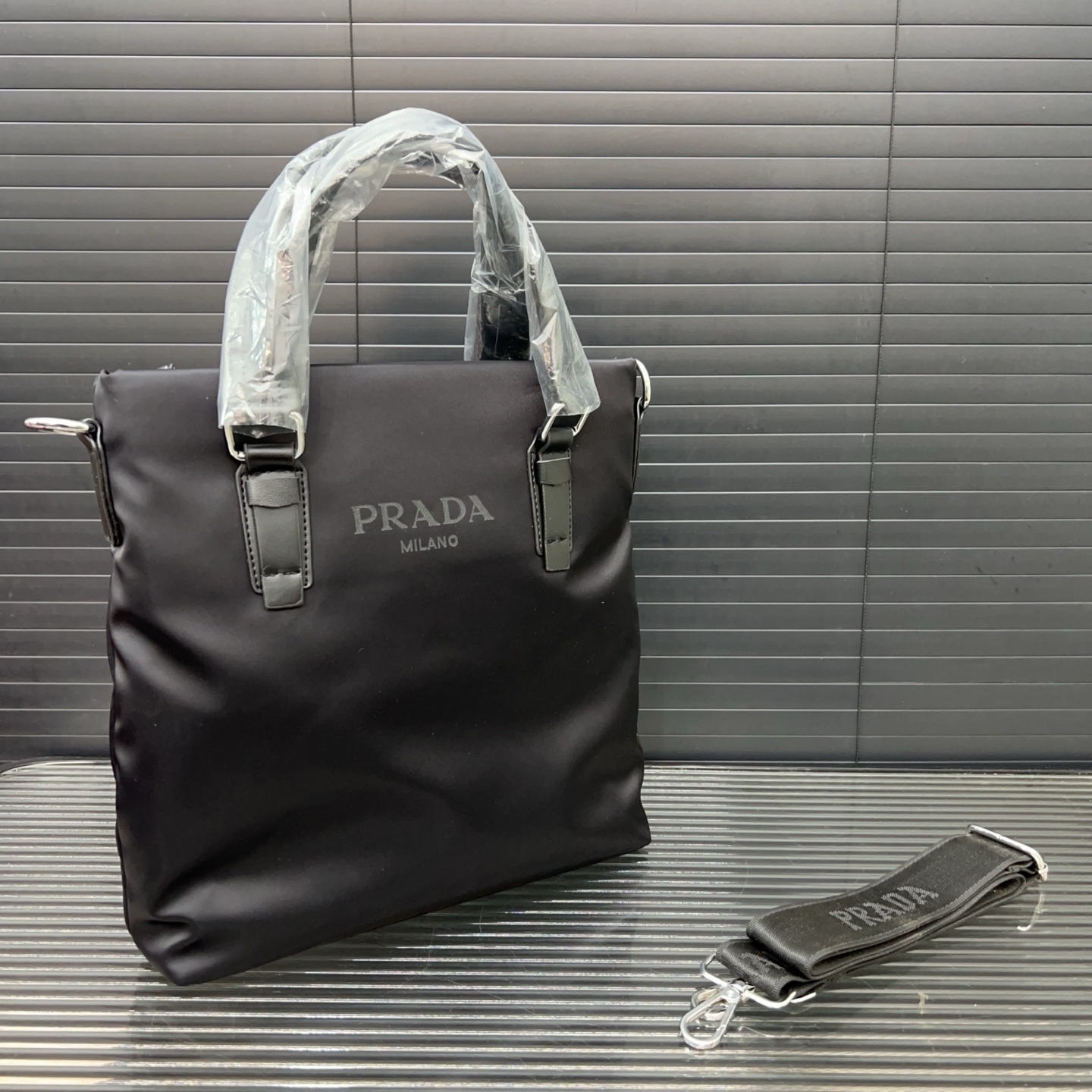 P160 Prada 普拉达
帆布公文包 男包 电脑包 手提包 经典百搭 实物拍摄 原厂原版面料 高端品质 配送防尘袋 28 x 25 cm。