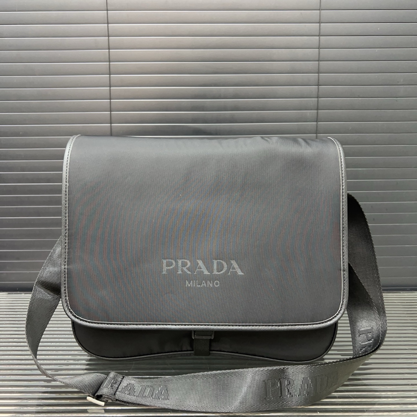 P195 PRADA 普拉达
尼龙布翻盖邮差包单肩包 🚹男士斜挎包 经典百搭 实物拍摄 原厂原版面料 配送防尘袋 30 x 30 cm