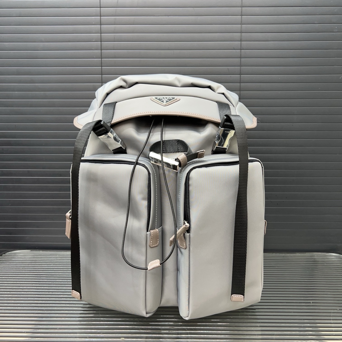 💰445 💰RADA 普拉达
Re-Nylon 尼龙布双肩包 💼 登山包 抽绳书包背包 经典百搭 实物拍摄 原厂原版面料 配送防尘袋 50 x 32 cm