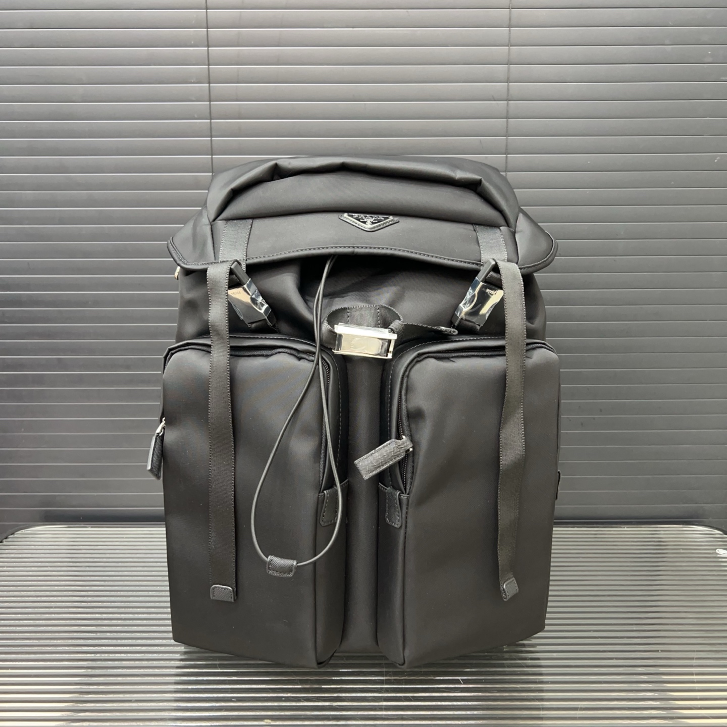 💰445 💰RADA 普拉达
Re-Nylon 尼龙布双肩包 💼 登山包 抽绳书包背包 经典百搭 实物拍摄 原厂原版面料 配送防尘袋 50 x 32 cm