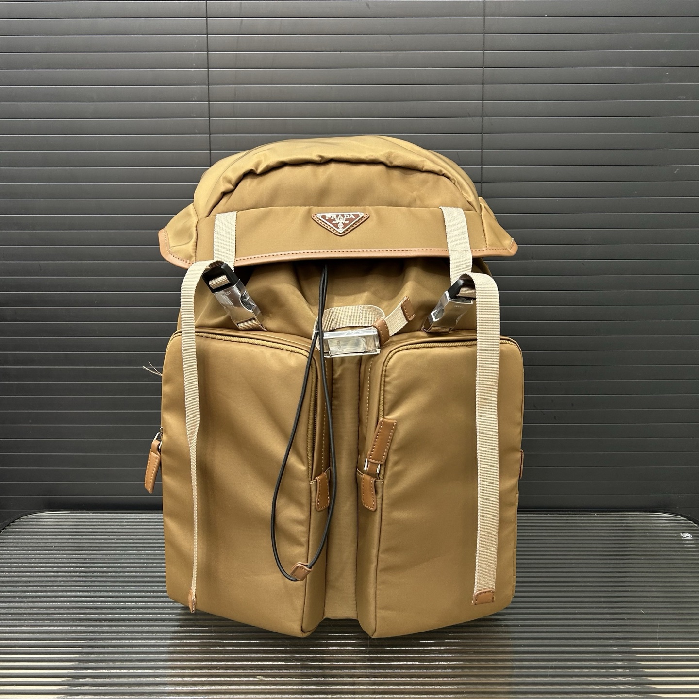 💰450 💰RADA 普拉达
Re-Nylon 尼龙布双肩包 💼 登山包 抽绳书包背包 经典百搭 实物拍摄 原厂原版面料 配送防尘袋 50 x 32 cm