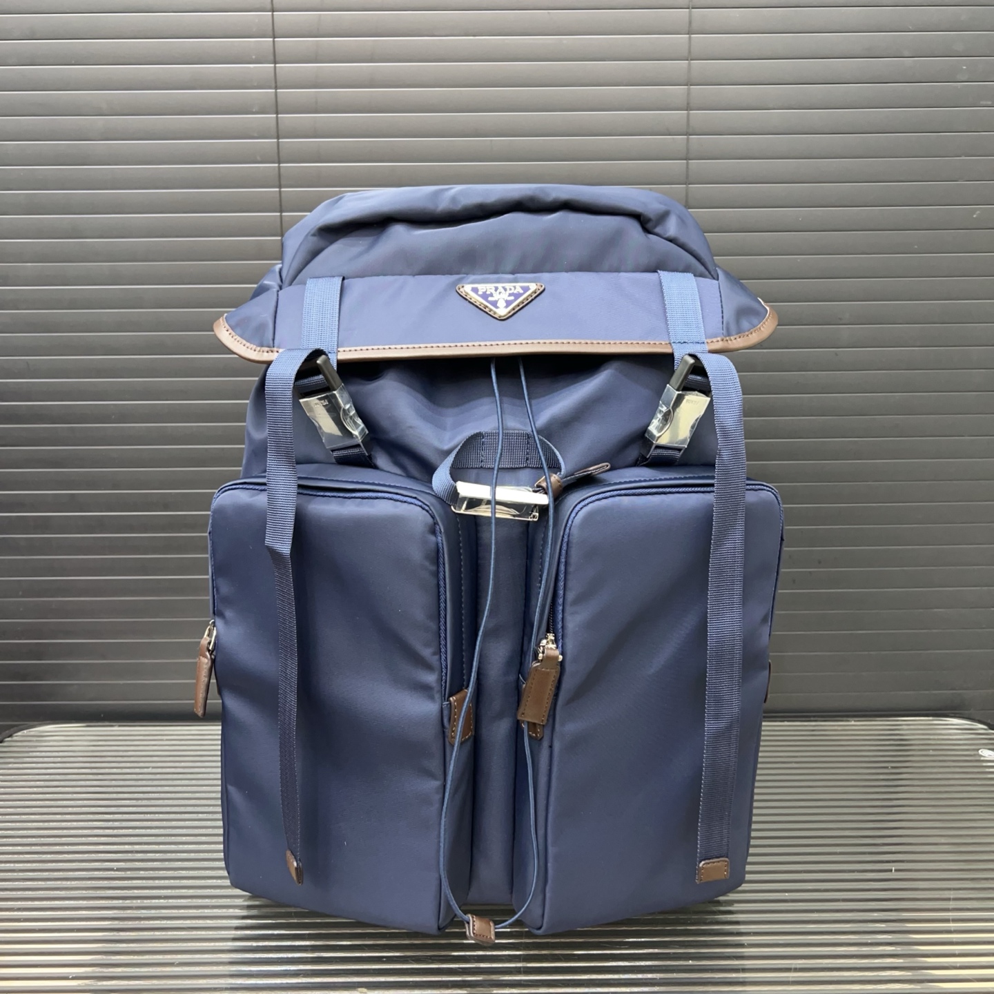 P300 PRADA 普拉达
Re-Nylon 尼龙布双肩包 💼 登山包 抽绳书包背包 经典百搭 实物拍摄 原厂原版面料 配送防尘袋 50 x 32 cm