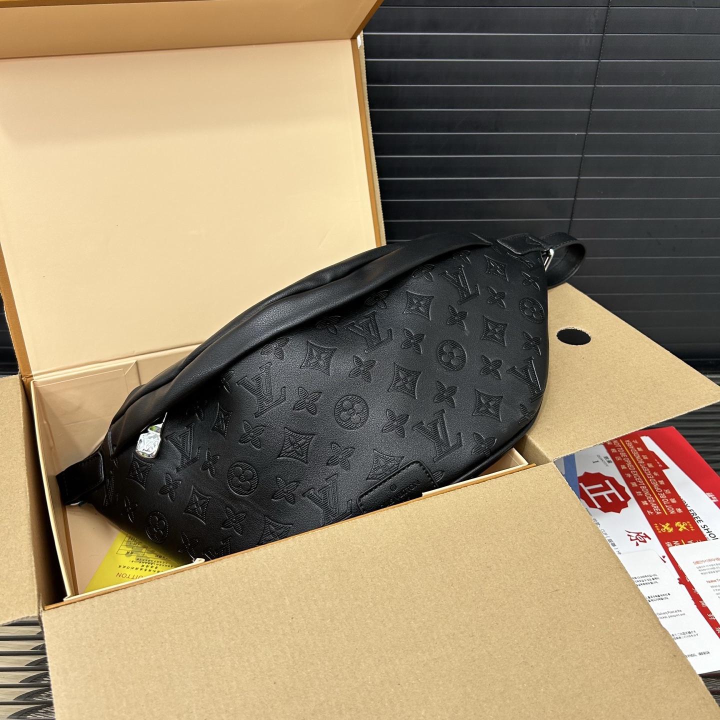 P150 LouisVuitton 路易威登
Discoverv 牛皮压花腰包 斜挎胸包 男女通用 实物拍摄 配送礼盒 防尘袋 38 x 18 cm