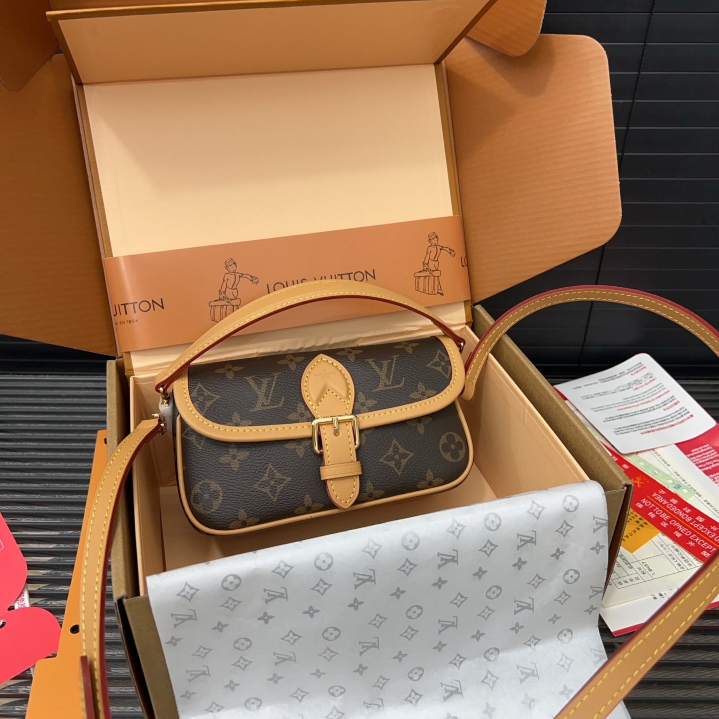 P200 LouisVuitton 路易威登
Nano Diane Lv法棍包 单肩包 男女通用斜挎包 实物拍摄 原厂原版面料 配送飞机折叠礼盒 20 x 10cm。