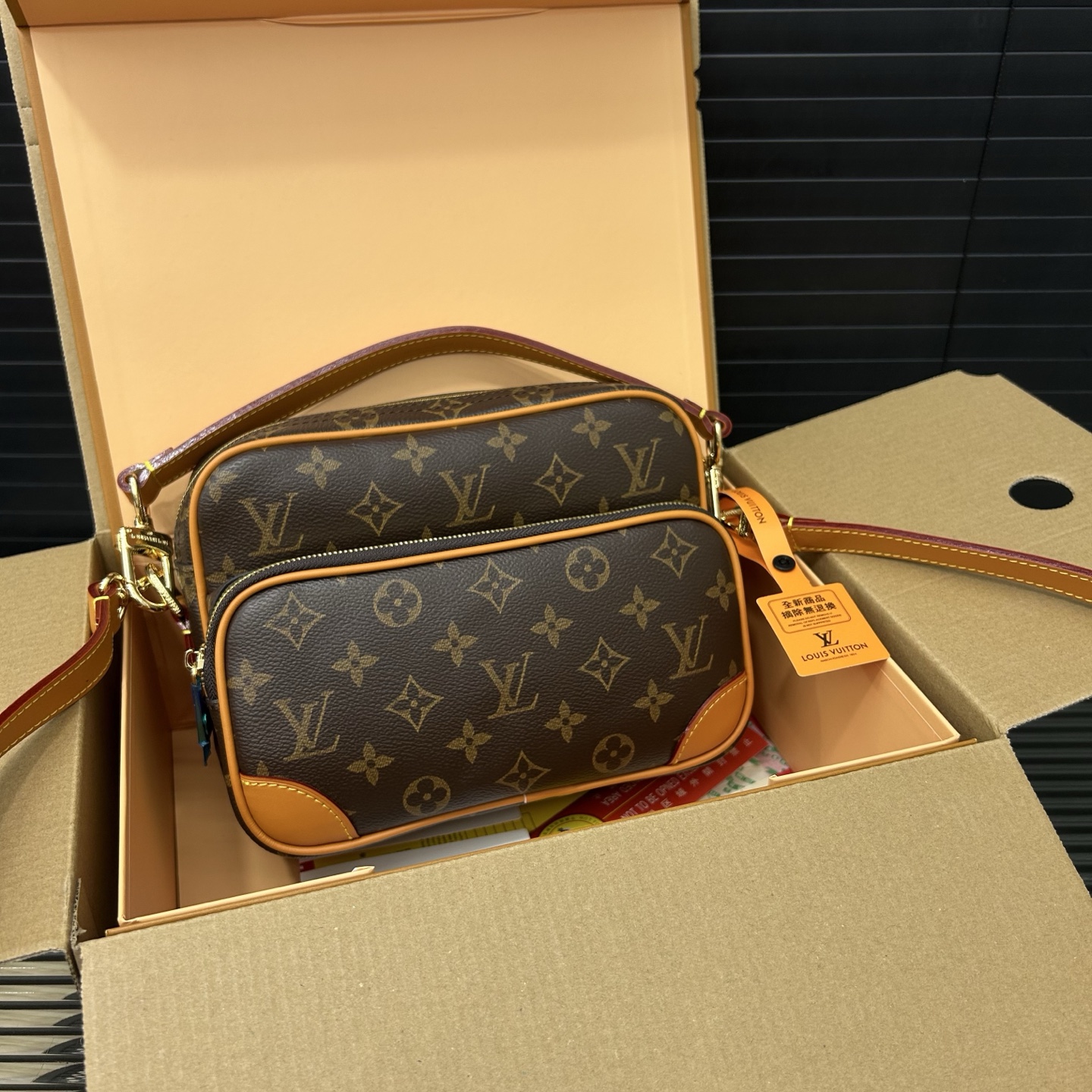 P235 Louisvuitton 路易威登
Archive Lv拉链设计 涂层帆布 单肩斜挎手提包 邮差包 经典百搭 实物拍摄 原厂原版面料 配送防尘袋 26 x 18 cm。