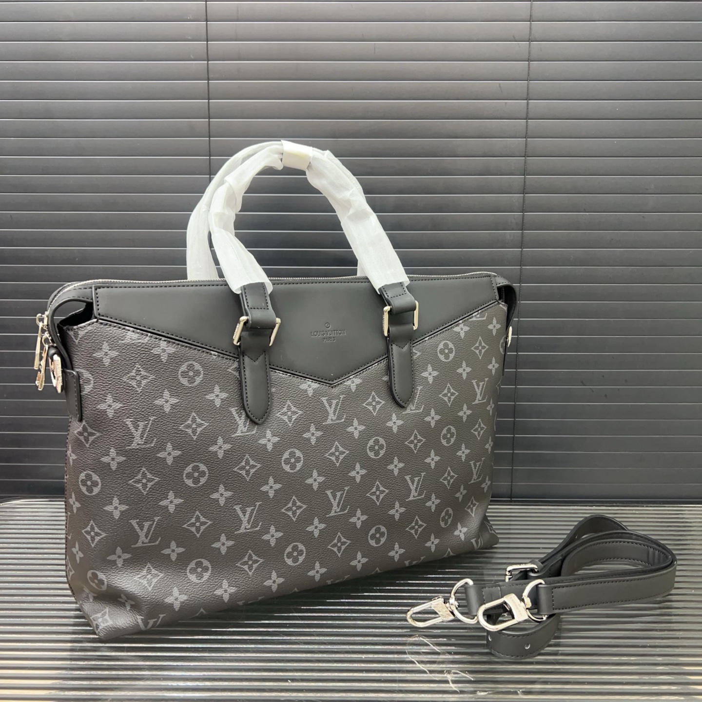 P210 Louisvuitton 路易威登
Lv 新款男包Monogram老花EXPLORER商务公文包 手提包 电脑包 经典百搭 实物拍摄 原厂原版面料 M40566 配送防尘袋 28 x 40 cm。