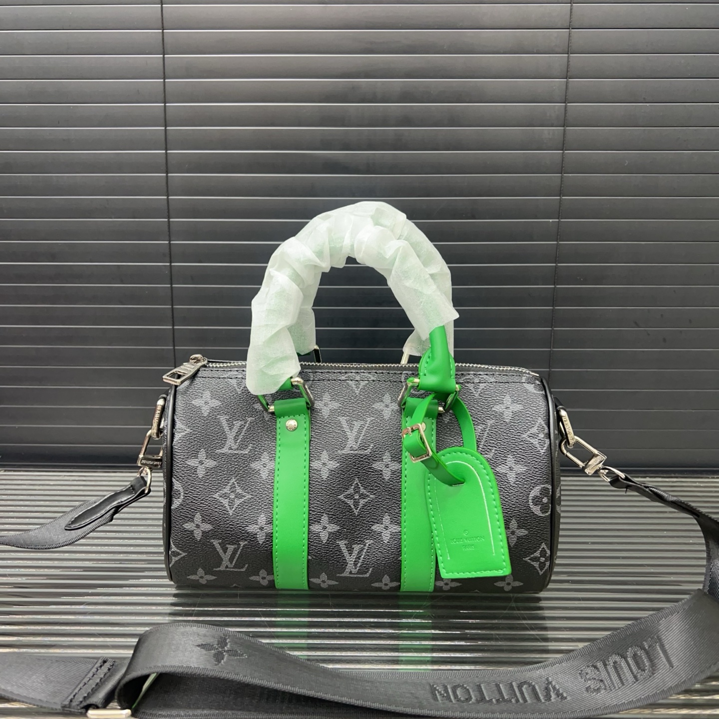 P170 Louisvuitton 路易威登
LV KEEPALL 25 单肩斜挎包 实物拍摄 原厂面料 规格 25 cm。