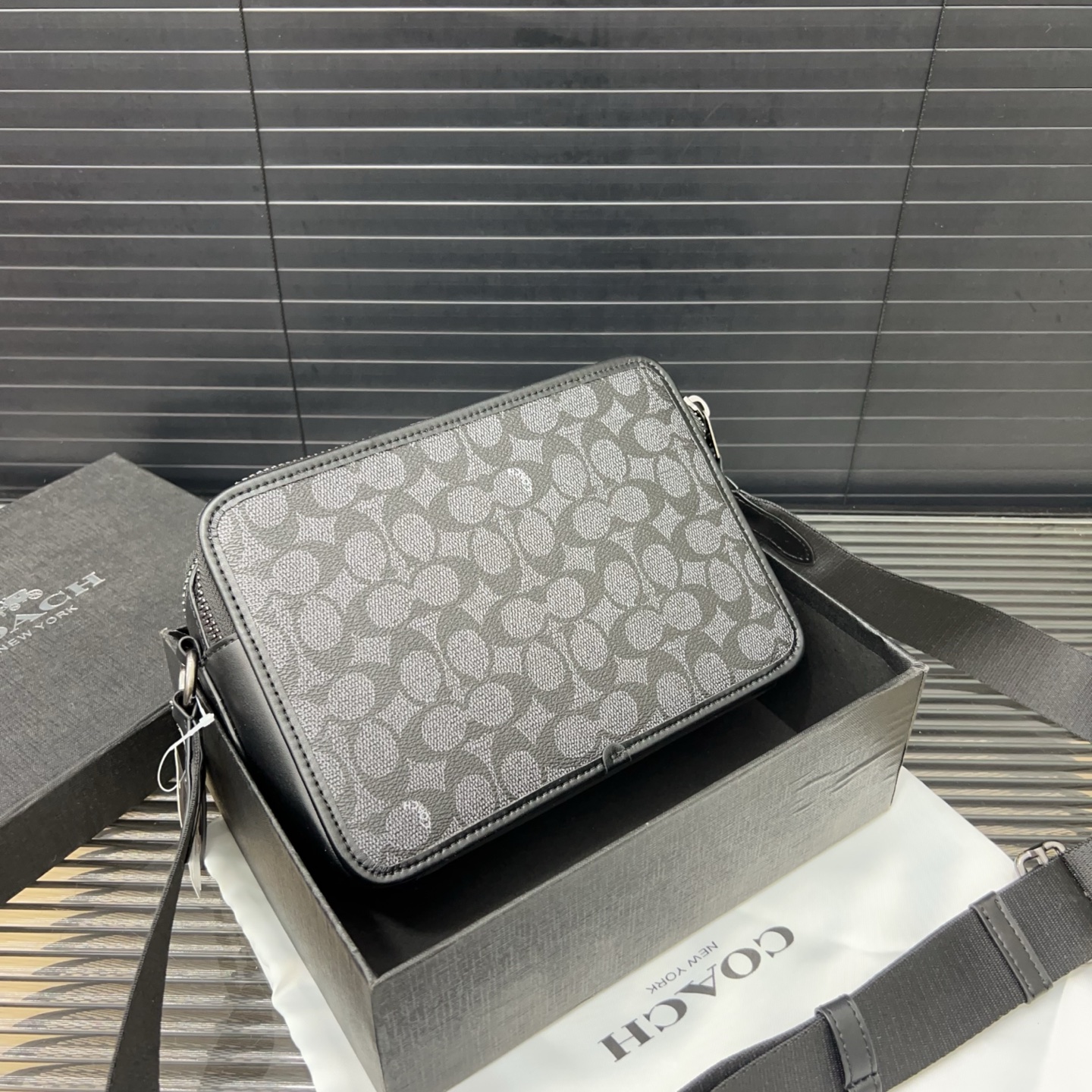 P190 COACH 蔻驰
 邮差包 Charter24 印花 小方包 单肩包 斜挎包 经典Logo搭配原厂工艺材质 休闲百搭 实物拍摄 原厂原版面料 配送小票 折叠礼盒 防尘袋 24 x 16 cm。