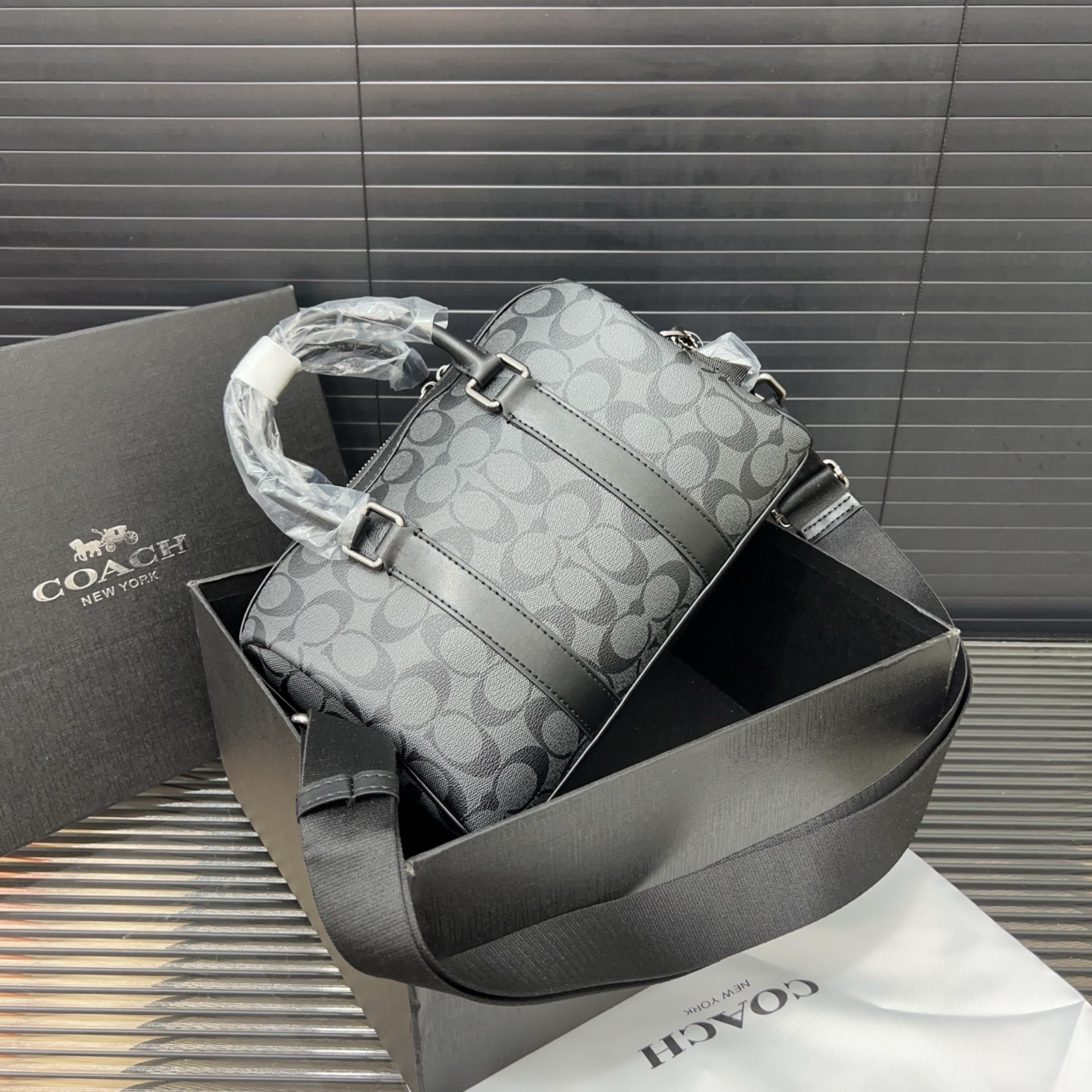 P205 COACH 蔻驰 Venturer Duffle 27 经典老花拉链开合 标志性涂层帆布拼光滑小牛皮 旅行包 波士顿圆桶包 单肩斜挎包 经典Logo搭配原厂工艺材质 实物拍摄 配送 礼盒防尘袋 27 x 16 cm。