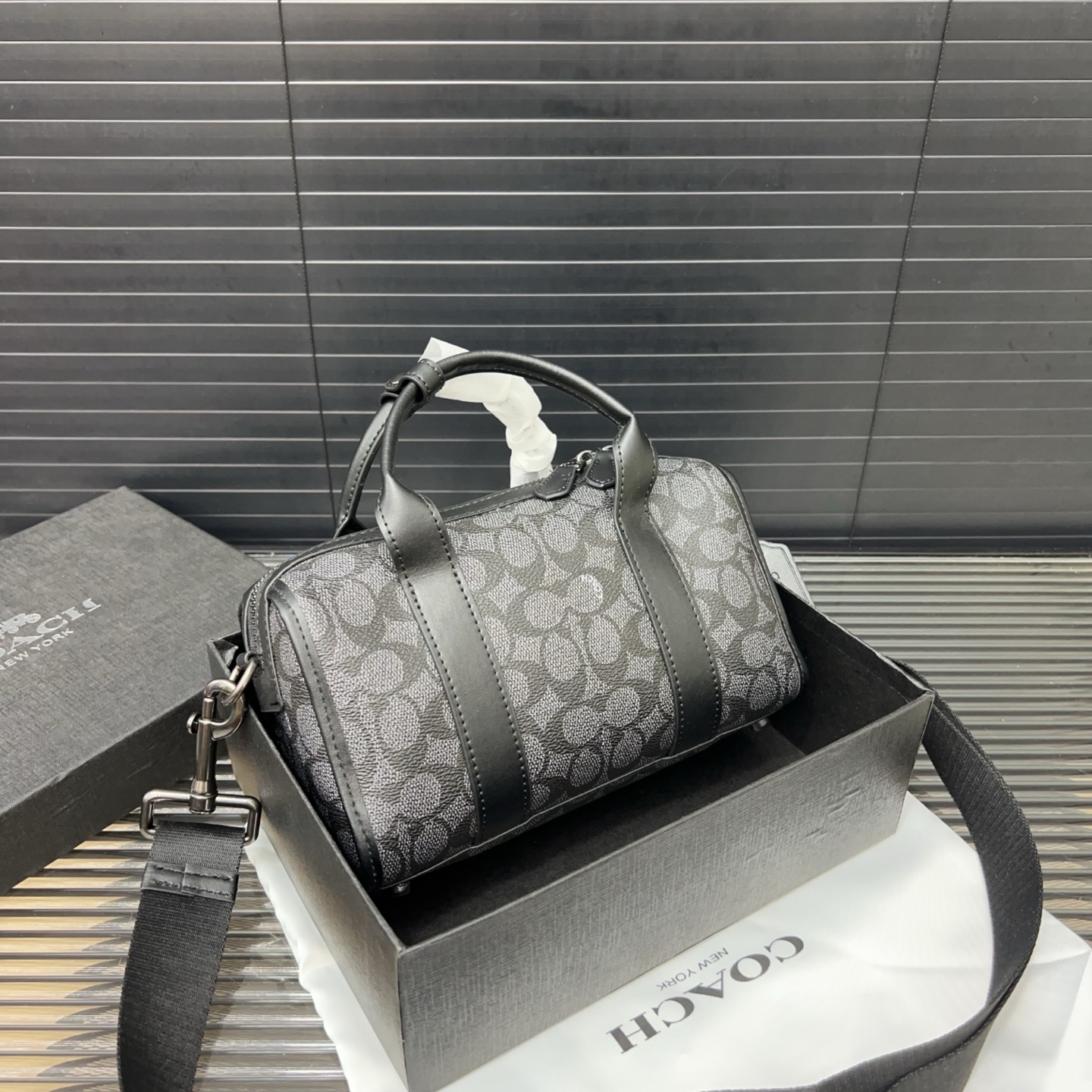 P195 COACH 蔻驰 Gotham24 系列 手提斜挎包 Duffle波士顿圆桶包 单肩斜挎包 经典Logo搭配原厂工艺材质 实物拍摄 CA185配送 礼盒防尘袋 24 x 14 cm。