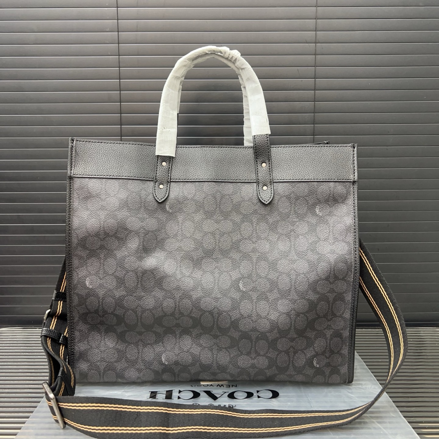 P225 COACH 蔻驰 Field 40托特包 公文包手提包 单肩斜挎包 经典Logo搭配原厂工艺材质 休闲百搭 实物拍摄 原版面料 配送防尘袋 40 x 37 cm。