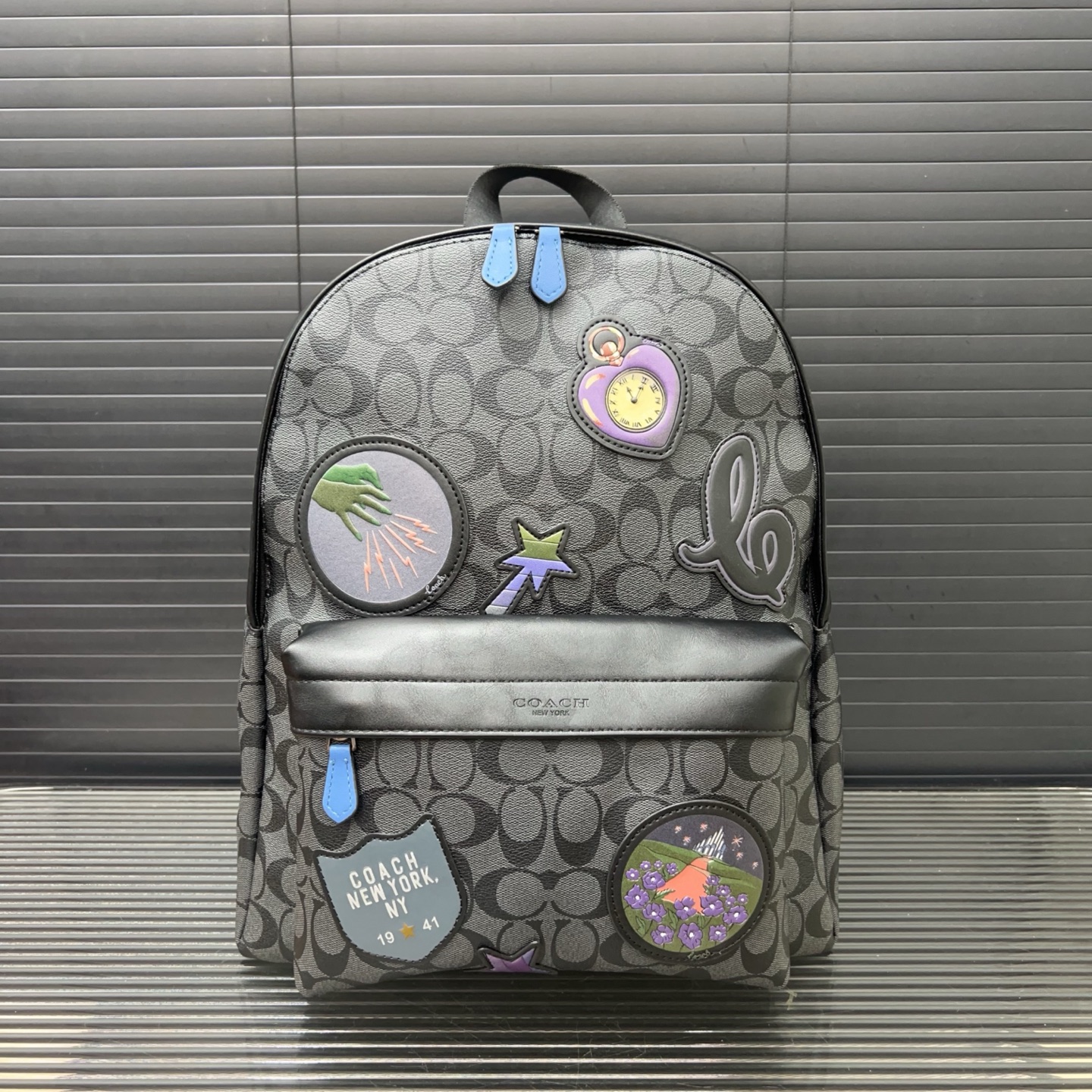 P235 COACH 蔻驰 West 标志刺绣徽章双肩包 🚹男士大容量背包 电脑包 经典Logo搭配原厂工艺材质 休闲百搭 实物拍摄 原厂原版面料 配送防尘袋 31 x 41 cm。