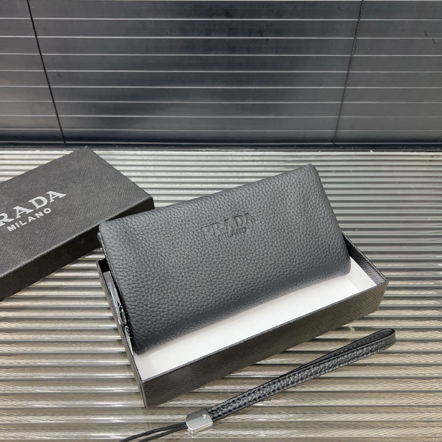 P140 Prada 普拉达
牛皮手拿包 多卡位钱包 手包 经典百搭 实物拍摄 配送防尘袋 礼盒 21 x 11cm