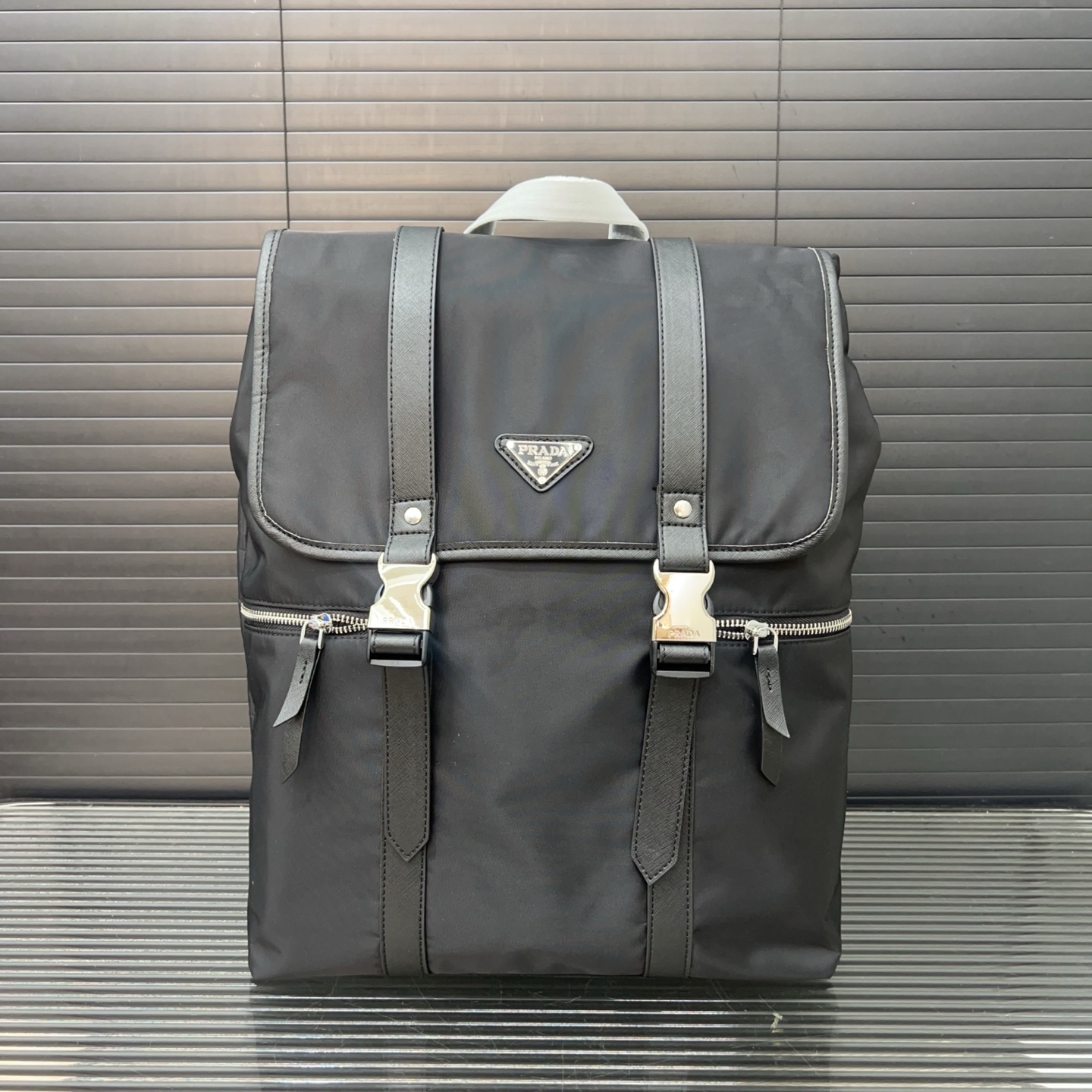 💰380 💰rada 普拉达 帆布双肩包 尼龙布大容量背包 书包 实物拍摄 原厂原版面料 配送防尘袋 28 x 39cm。