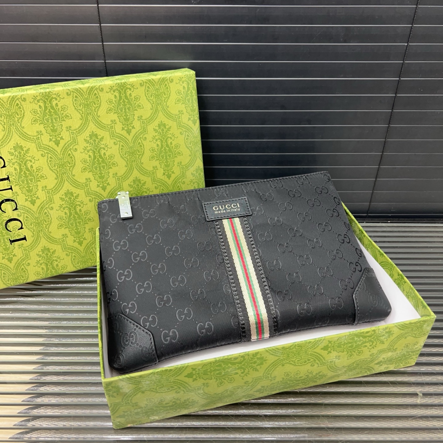 حقيبة يد Gucci للرجال بنقشة GG، قماش عالي الجودة، تصميم أنيق، 27 × 17 سم