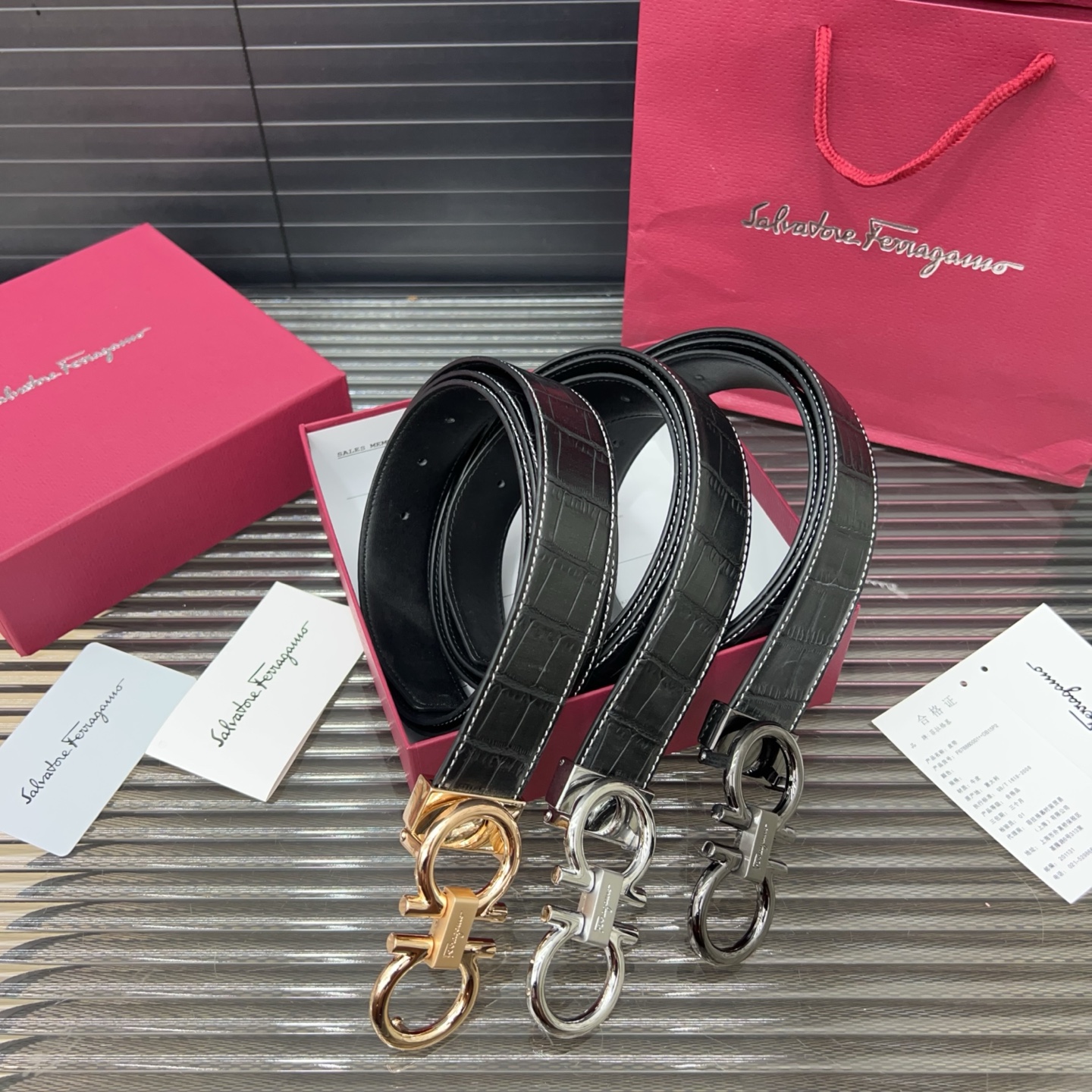 P95 Ferragamo 菲拉格慕
牛皮腰带 男士🚹经典款皮带 时装搭配必备款 优质合金扣头 采用原厂牛皮带身 机械打孔 👜 高品质🚹全套包装 礼盒 礼袋 小票