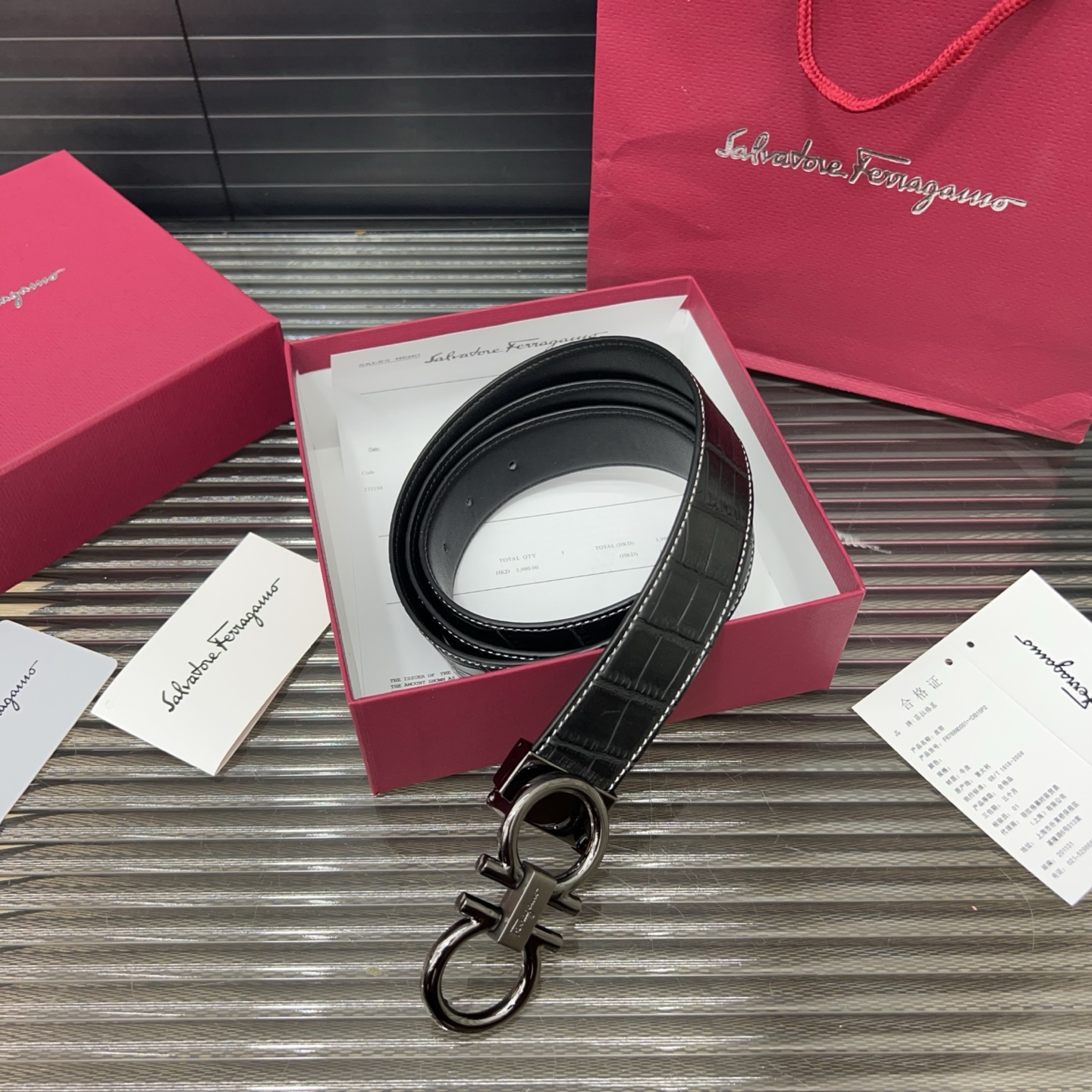 P95 Ferragamo 菲拉格慕
牛皮腰带 男士🚹经典款皮带 时装搭配必备款 优质合金扣头 采用原厂牛皮带身 机械打孔 👜 高品质🚹全套包装 礼盒 礼袋 小票