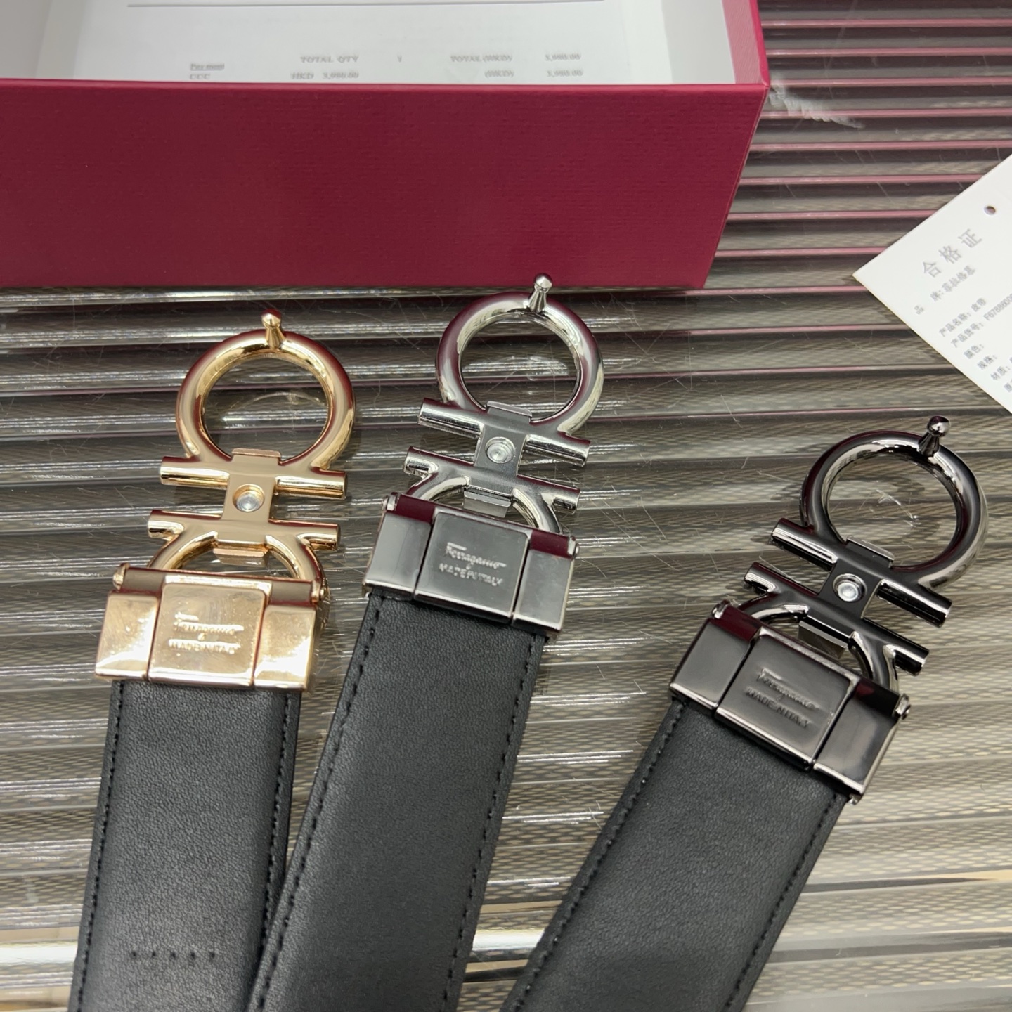 P95 Ferragamo 菲拉格慕
牛皮腰带 男士🚹经典款皮带 时装搭配必备款 优质合金扣头 采用原厂牛皮带身 机械打孔 👜 高品质🚹全套包装 礼盒 礼袋 小票