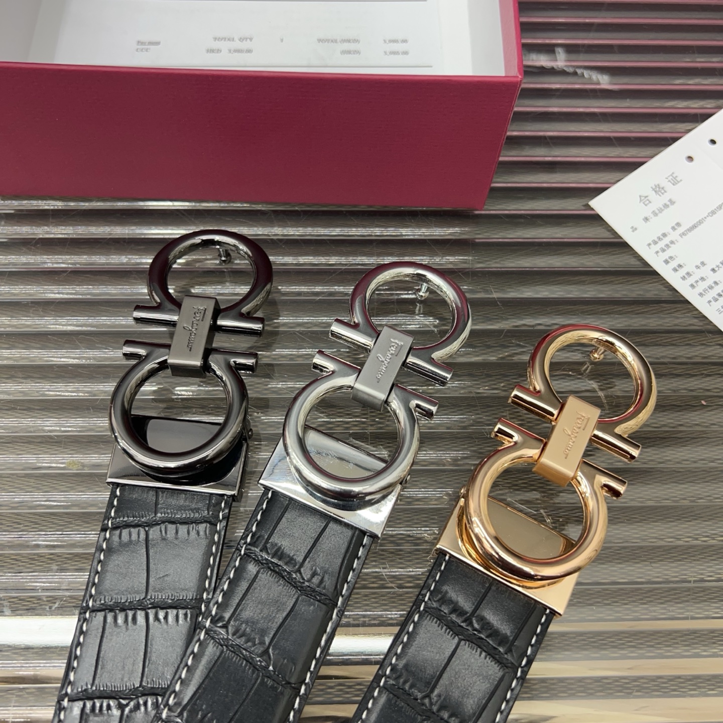 P95 Ferragamo 菲拉格慕
牛皮腰带 男士🚹经典款皮带 时装搭配必备款 优质合金扣头 采用原厂牛皮带身 机械打孔 👜 高品质🚹全套包装 礼盒 礼袋 小票