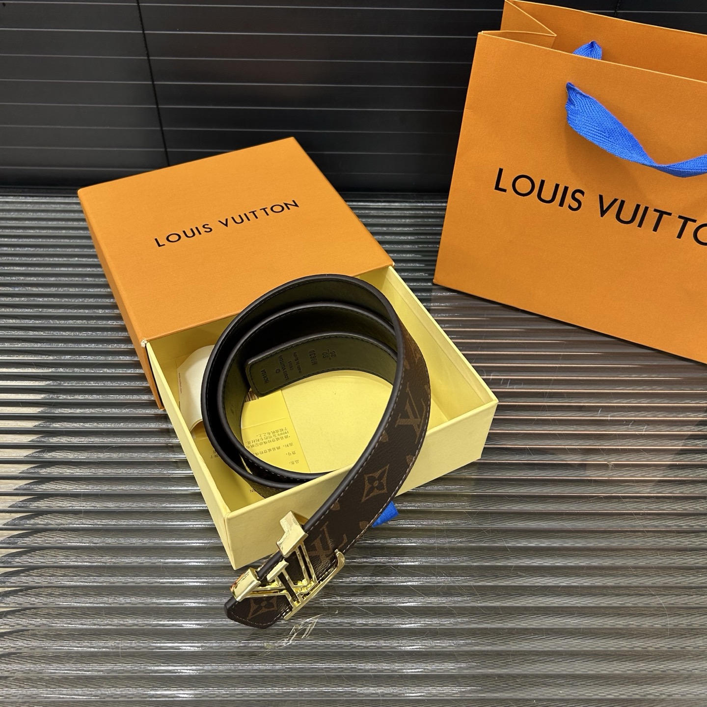P95 LouisVuitton 路易威登
牛皮腰带 男士🚹经典款皮带 时装搭配必备款 优质合金扣头 采用原厂牛皮带身 高品质🚹全套包装 礼盒 礼袋 小票