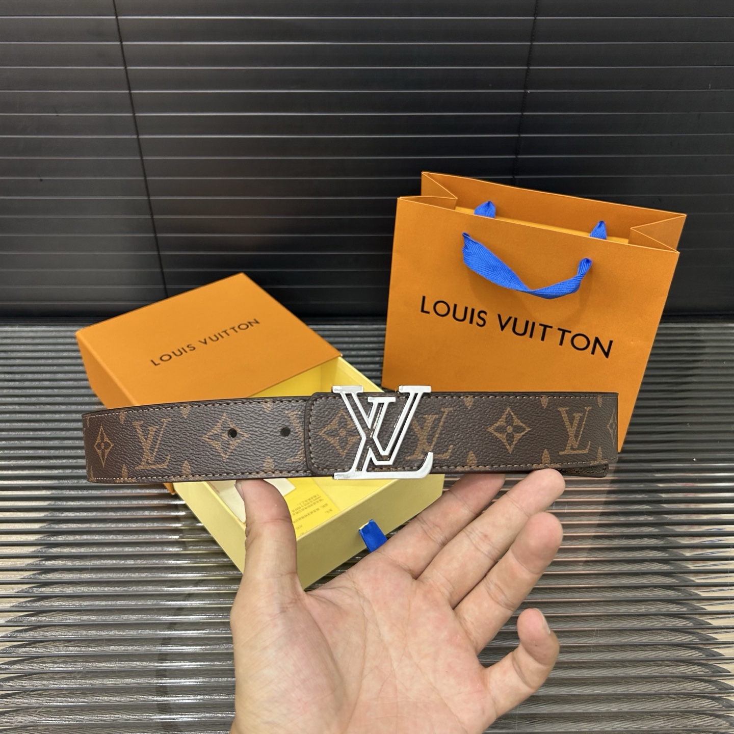 P95 LouisVuitton 路易威登
牛皮腰带 男士🚹经典款皮带 时装搭配必备款 优质合金扣头 采用原厂牛皮带身 高品质🚹全套包装 礼盒 礼袋 小票