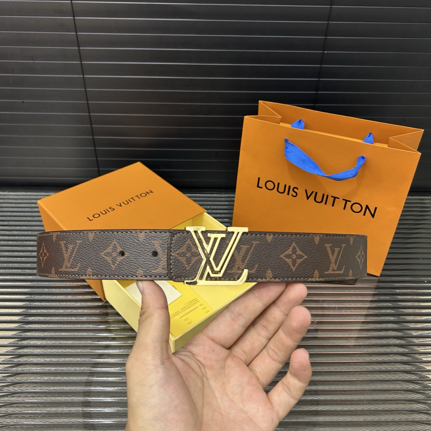 P95 LouisVuitton 路易威登
牛皮腰带 男士🚹经典款皮带 时装搭配必备款 优质合金扣头 采用原厂牛皮带身 高品质🚹全套包装 礼盒 礼袋 小票