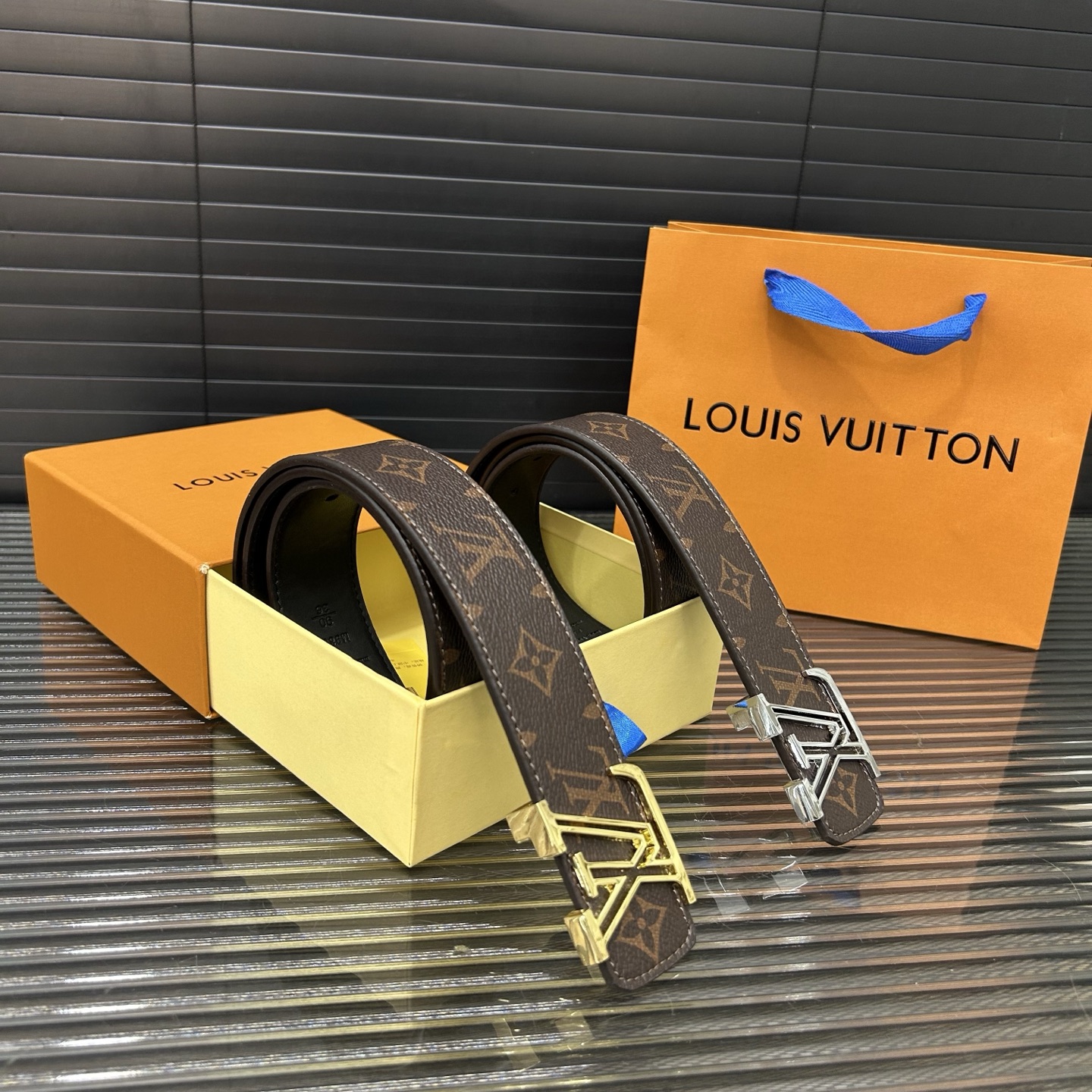 P95 LouisVuitton 路易威登
牛皮腰带 男士🚹经典款皮带 时装搭配必备款 优质合金扣头 采用原厂牛皮带身 高品质🚹全套包装 礼盒 礼袋 小票