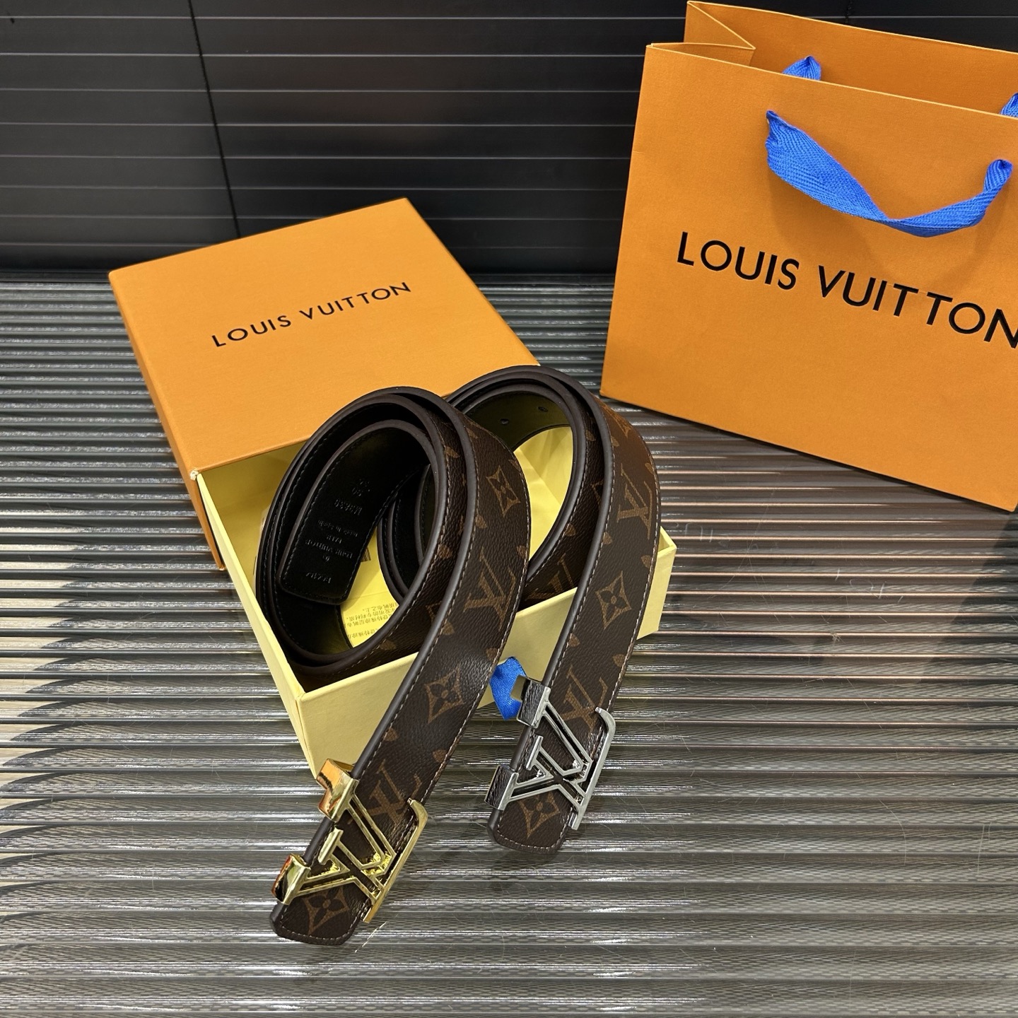 P95 LouisVuitton 路易威登
牛皮腰带 男士🚹经典款皮带 时装搭配必备款 优质合金扣头 采用原厂牛皮带身 高品质🚹全套包装 礼盒 礼袋 小票