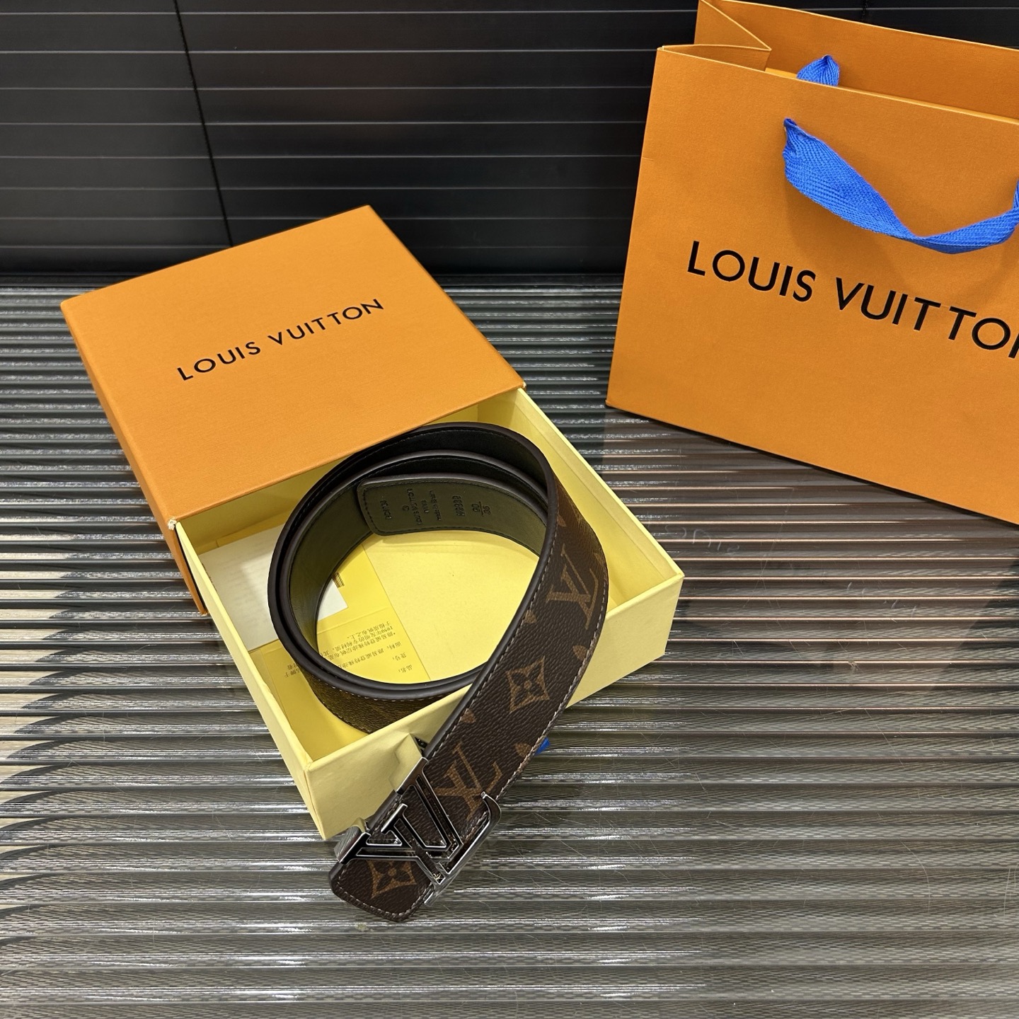P95 LouisVuitton 路易威登
牛皮腰带 男士🚹经典款皮带 时装搭配必备款 优质合金扣头 采用原厂牛皮带身 高品质🚹全套包装 礼盒 礼袋 小票