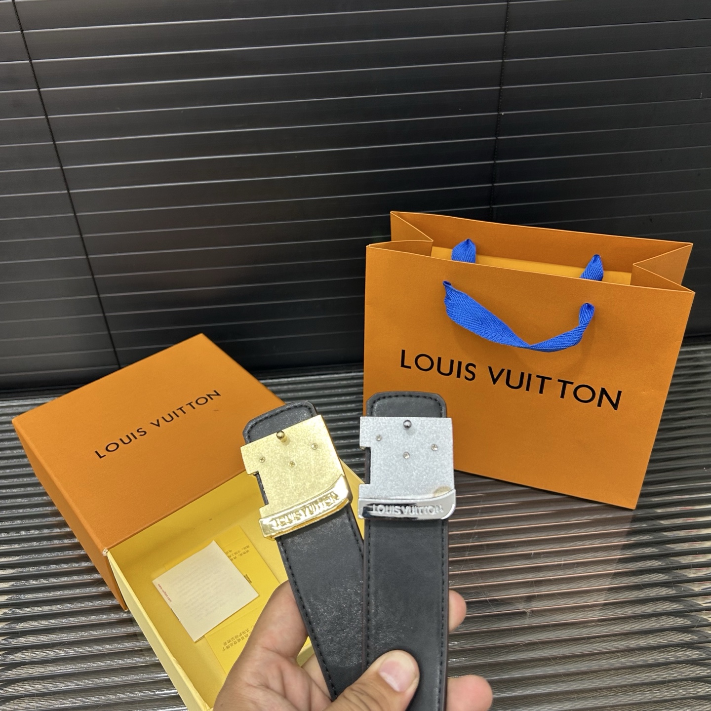 P95 LouisVuitton 路易威登
牛皮腰带 男士🚹经典款皮带 时装搭配必备款 优质合金扣头 采用原厂牛皮带身 高品质🚹全套包装 礼盒 礼袋 小票