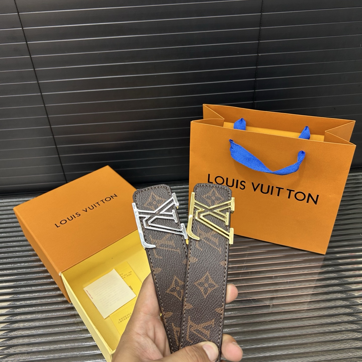 P95 LouisVuitton 路易威登
牛皮腰带 男士🚹经典款皮带 时装搭配必备款 优质合金扣头 采用原厂牛皮带身 高品质🚹全套包装 礼盒 礼袋 小票