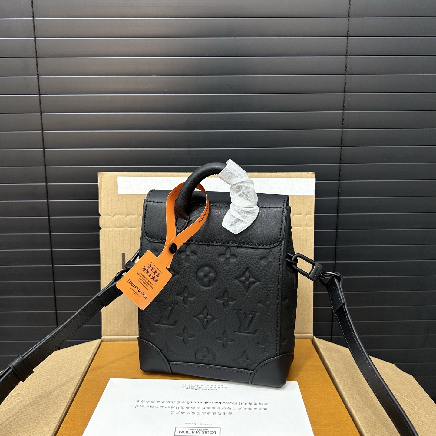 P210 Louisvuitton 路易威登
LV Steamer nano牛皮手袋 单肩包 情侣款斜挎包 实物拍摄 原厂原版面料  配送防尘袋 折叠礼盒 18 x 15 cm。