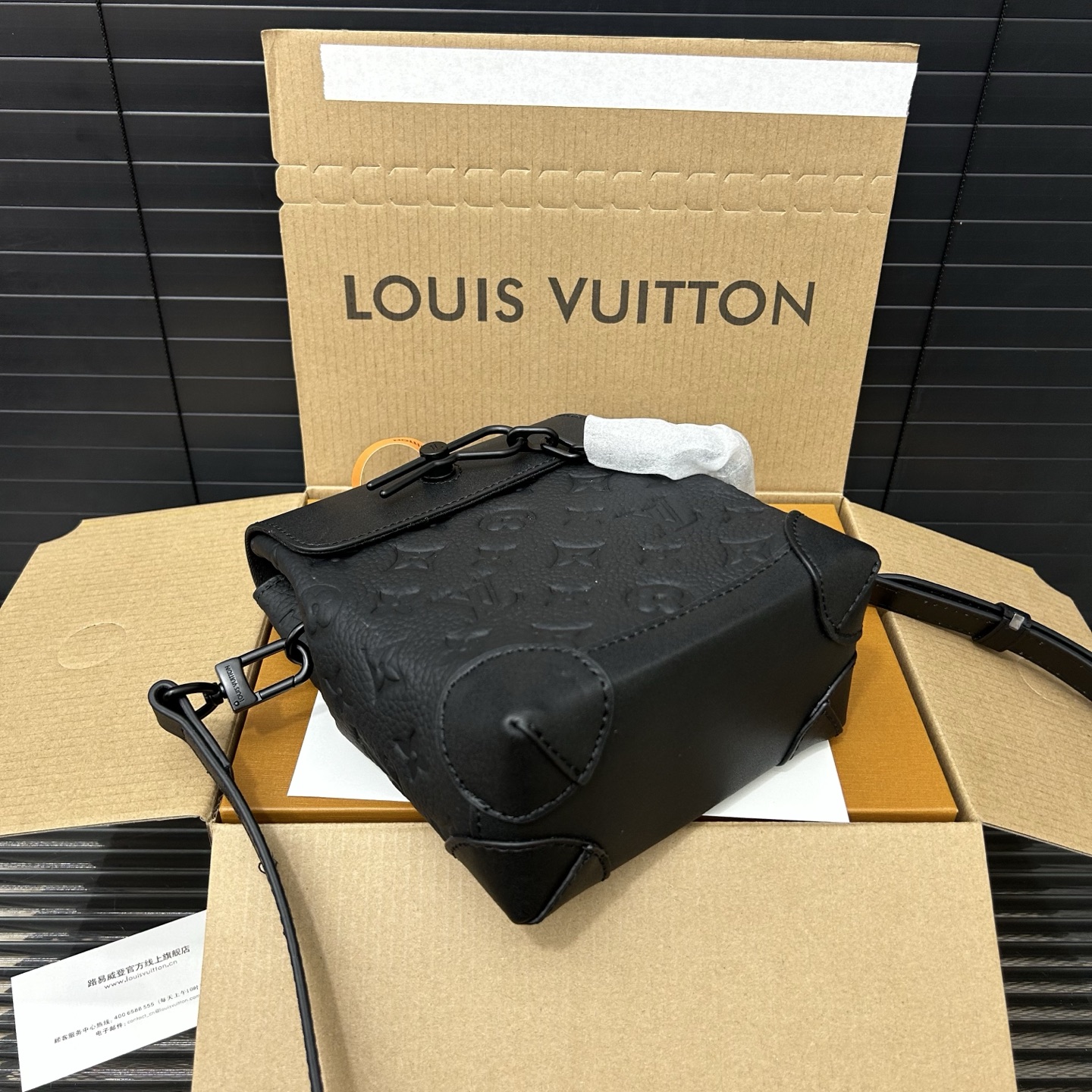 P210 Louisvuitton 路易威登
LV Steamer nano牛皮手袋 单肩包 情侣款斜挎包 实物拍摄 原厂原版面料  配送防尘袋 折叠礼盒 18 x 15 cm。